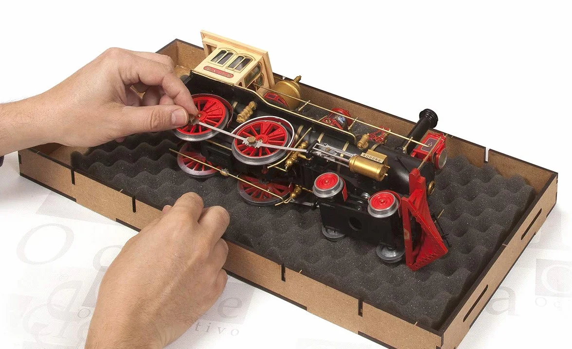 Ref: 19134 Práctico soporte de trabajo, para maquetas de barco, tren o tranvía. Ajustable a todo tipo de cascos en largo y ancho.Dimensiones 462x245x130mm