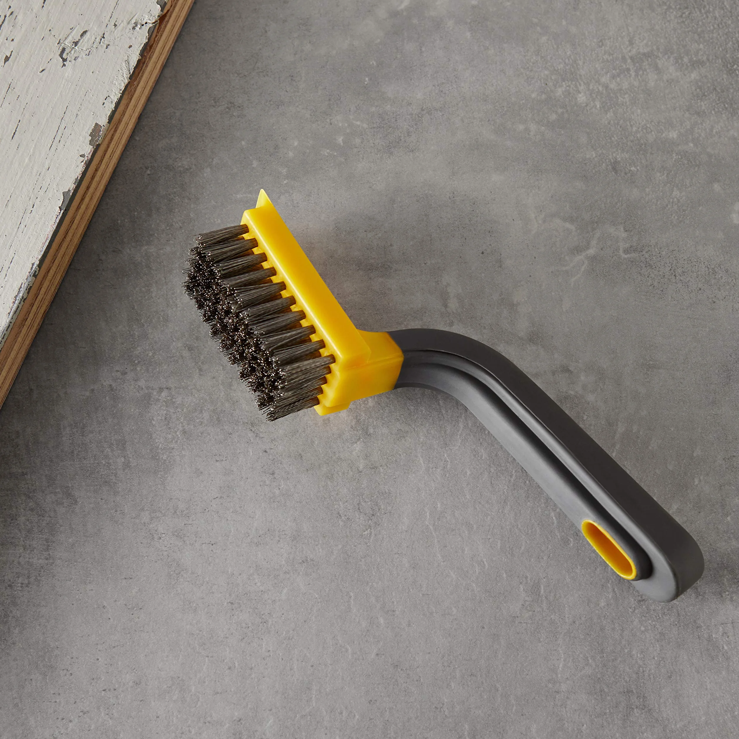 Amazon Basics Cepillo raspador ancho, acero inoxidable, agarre suave, Negro, Amarillo