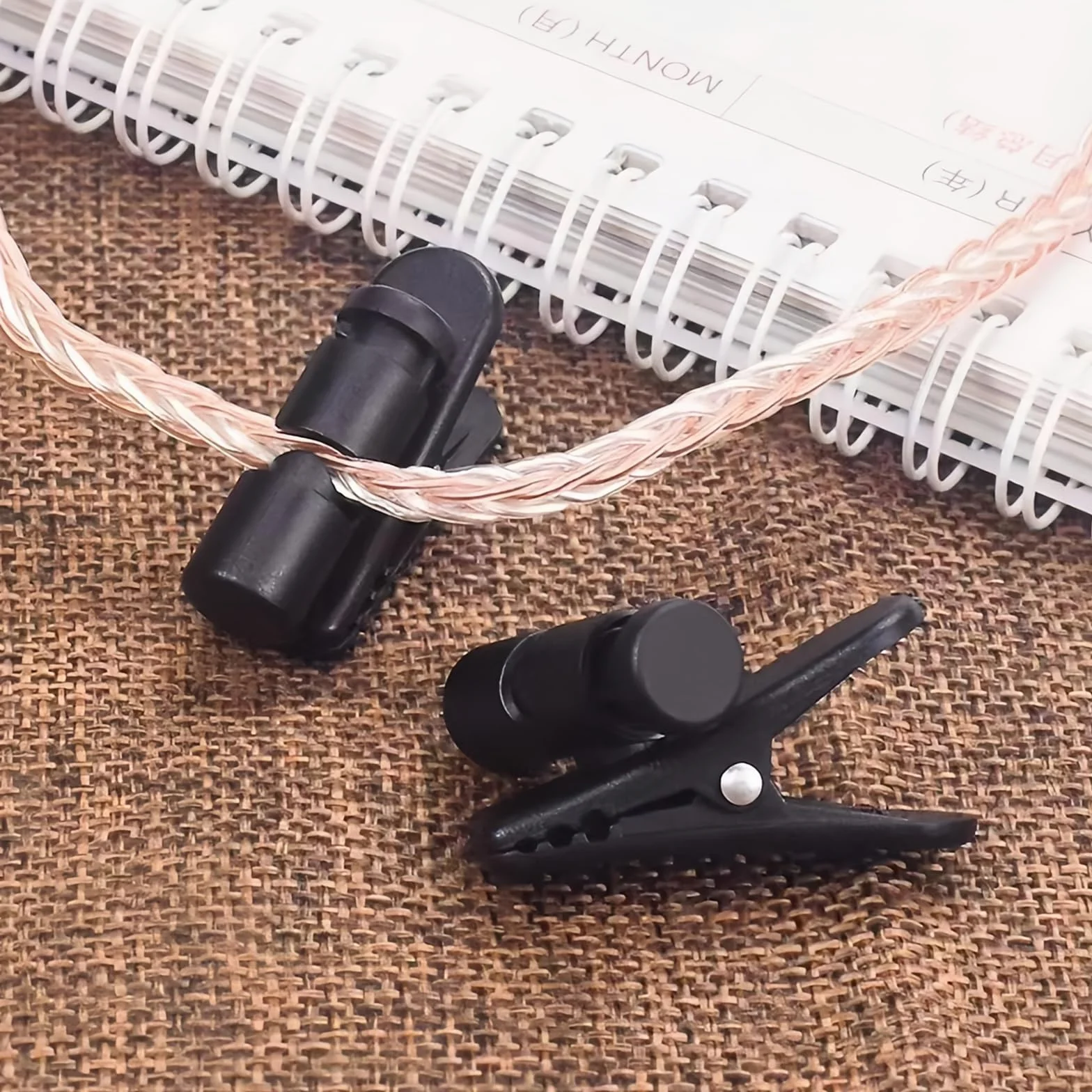 3 Piezas Clips para Cable de Auriculares, Abrazadera de Ropa, Pinza de Fijación de Giro de 360 Grados para Alambres de 2 a 4 mm
