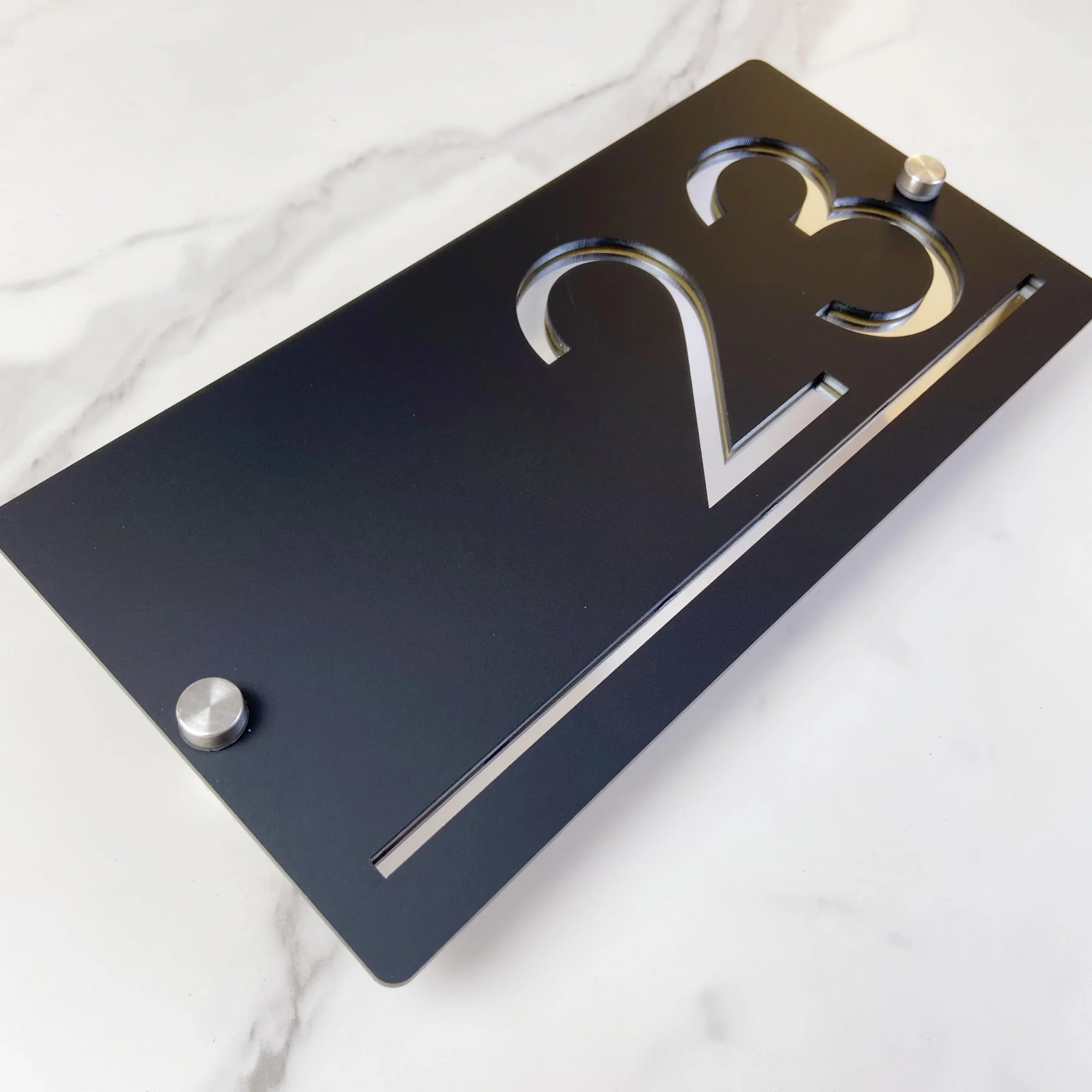 Placa de número de casa al aire libre, Diseño suspendido placa de número de casa personalizada, letrero de nombre de calle 3D cortado con láser acrílico moderno (negro&plata)