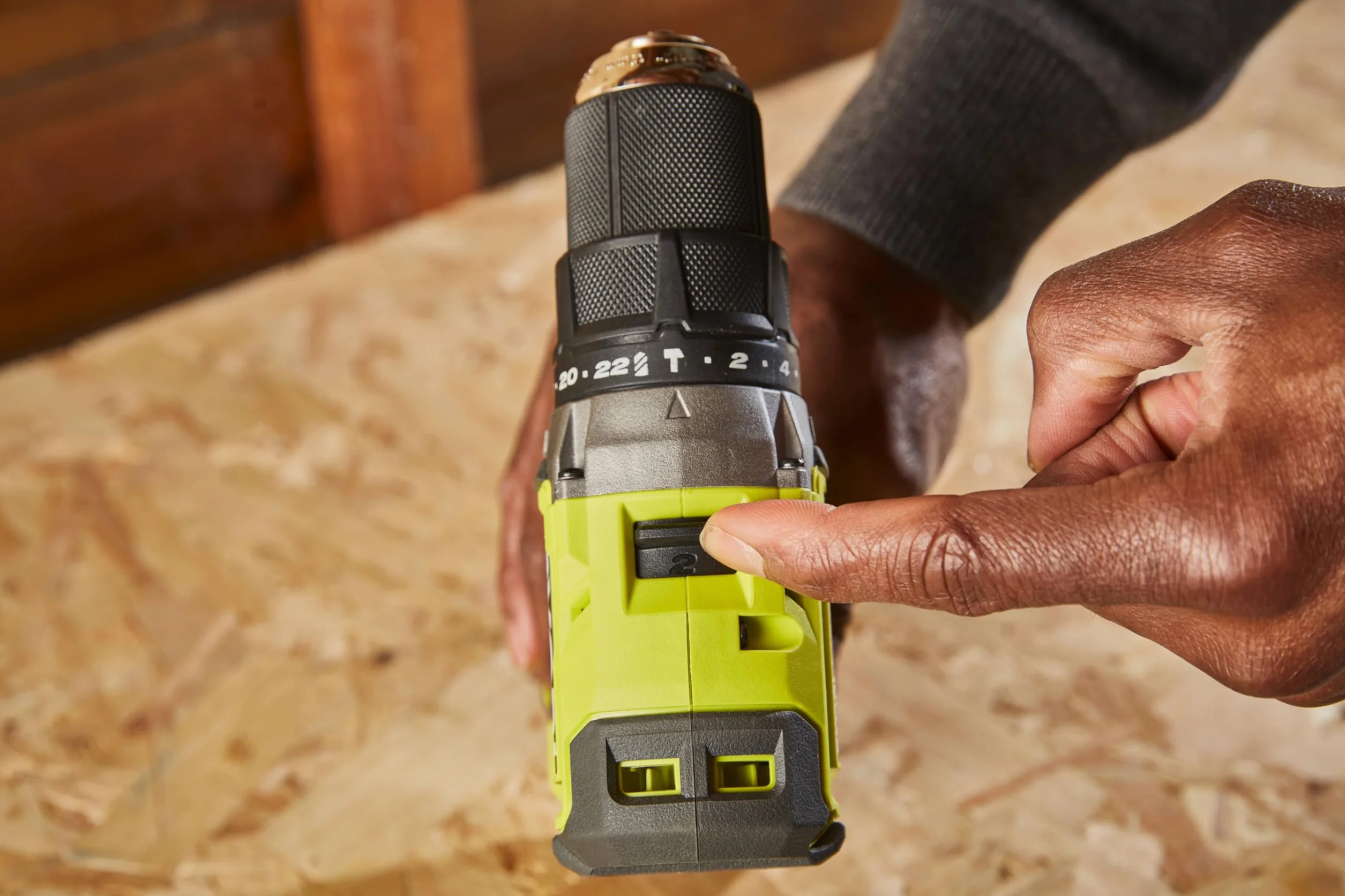 RYOBI ONE+ 18V Taladro percutor sin escobillas – 54 Nm, mandril 13 mm, 2 velocidades (0–450/0–1.700 rpm), 24 posiciones de par – Incluye baterías 2,0 Ah + 4,0 Ah y cargador
