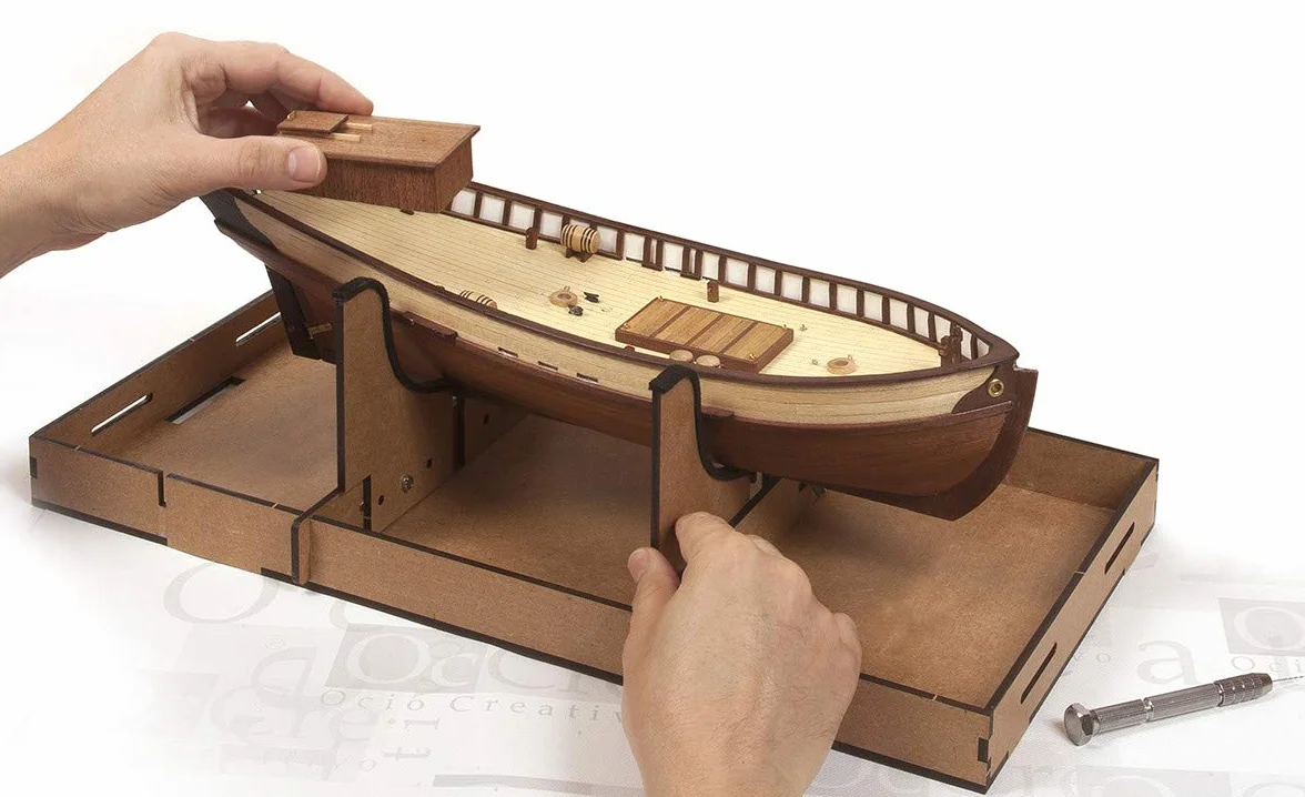Ref: 19134 Práctico soporte de trabajo, para maquetas de barco, tren o tranvía. Ajustable a todo tipo de cascos en largo y ancho.Dimensiones 462x245x130mm