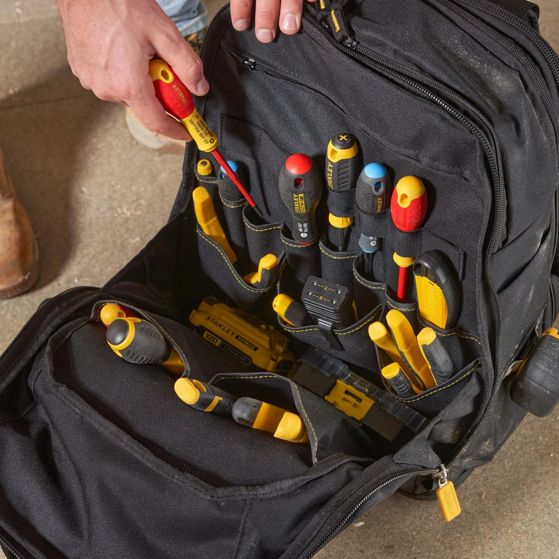 STANLEY FATMAX Mochila de acceso fácil, para herramientas, duradera y espaciosa, compartimento para portátil, múltiples bolsillos, base impermeable, 48x34x19 cm, FMST1-80144