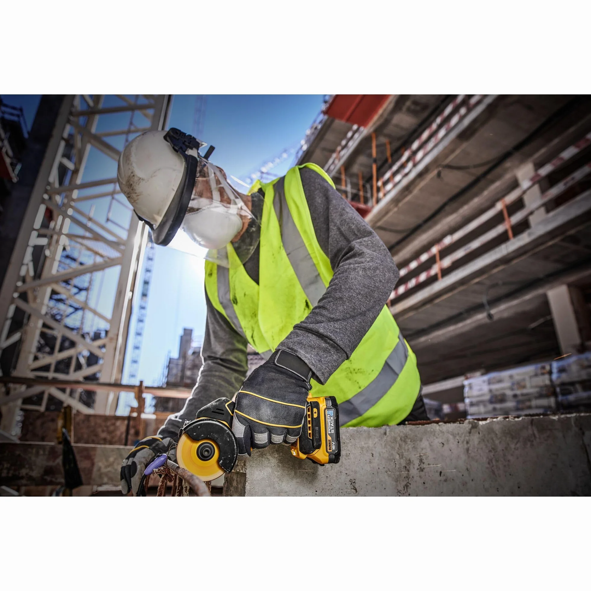 DEWALT DCS438E2T-QW - Cortadora multimaterial 18V Powerstack, Ø de disco 76mm, Motor sin escobillas, M10, Incl. cubierta protectora, 3x discos de corte, 2x baterías Powerstack de 1,7 Ah, Cargador