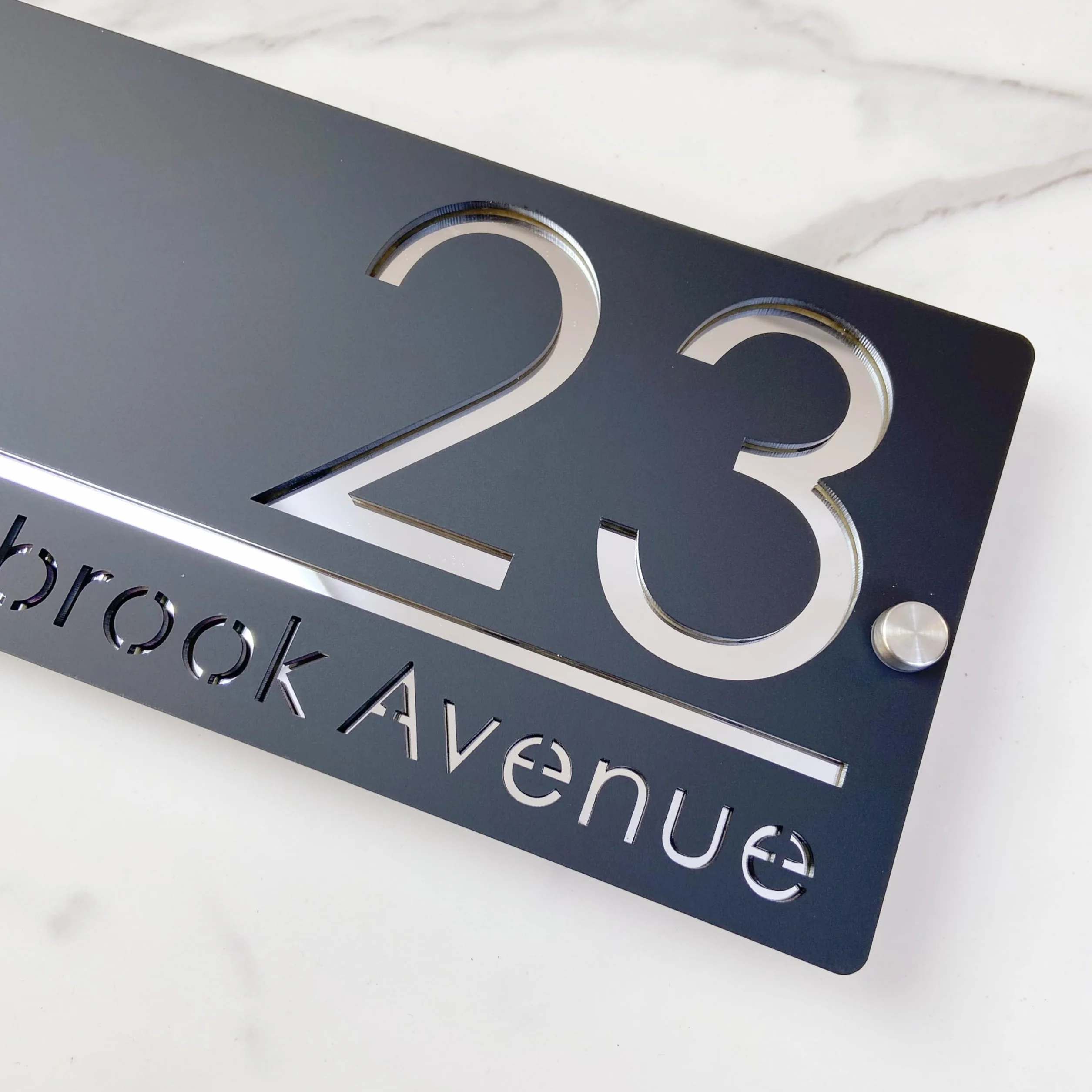 Placa de número de casa al aire libre, Diseño suspendido placa de número de casa personalizada, letrero de nombre de calle 3D cortado con láser acrílico moderno (negro&plata)