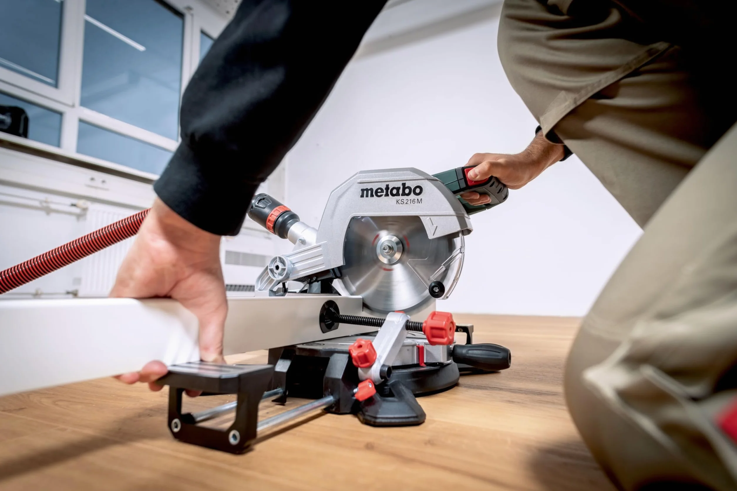 metabo KS 216 M 610216900 - Juego de sierra tronzadora (caja con 2 hojas de metal duro, inclinación de la hoja de sierra, ampliaciones de mesa integradas)