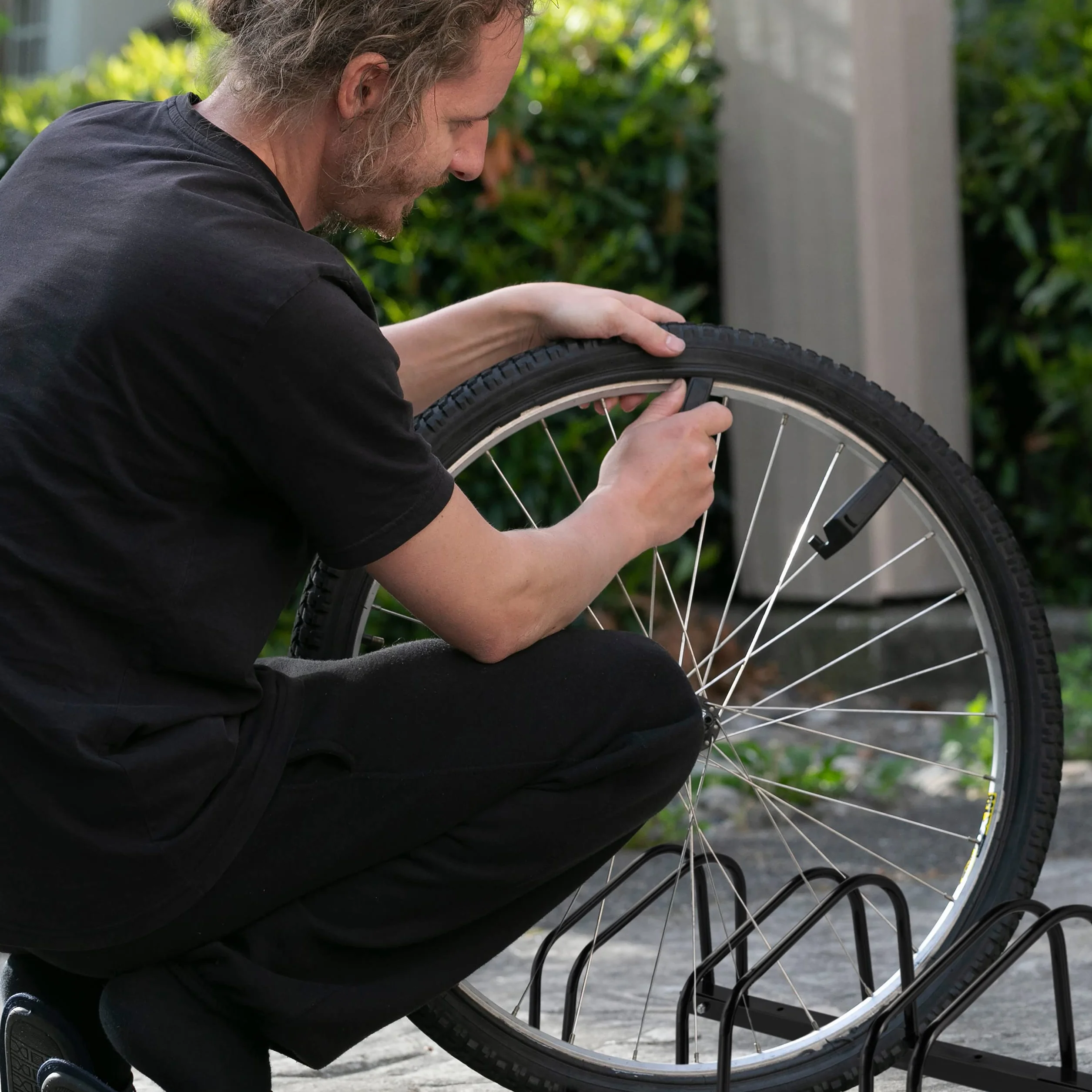 Relaxdays Soporte para Bicicletas, para 3 Bicis, Metálico, con Material de Montaje para Suelo, 27 x 67,5 x 33 cm, Negro