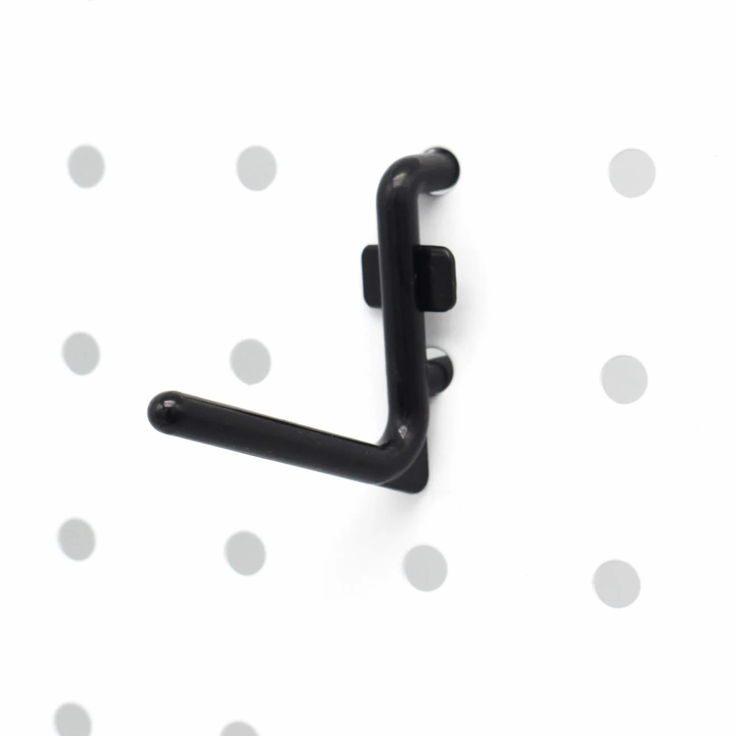 Colorstorm Kit de 100 ganchos para tablero de clavijas de 1.5 pulgadas, estilo L para tablero de clavijas, organizador de herramientas, accesorios negros (100 unidades)