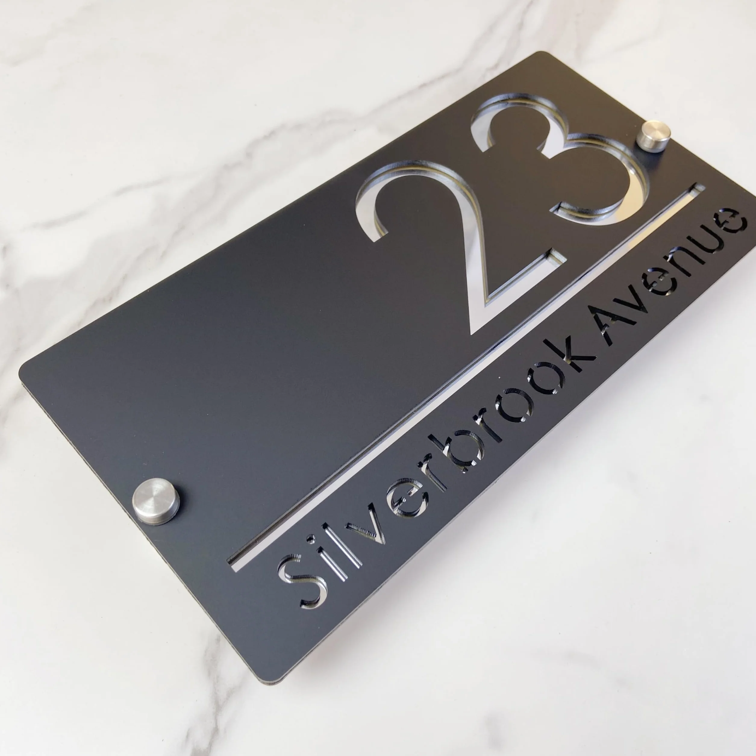 Placa de número de casa al aire libre, Diseño suspendido placa de número de casa personalizada, letrero de nombre de calle 3D cortado con láser acrílico moderno (negro&plata)