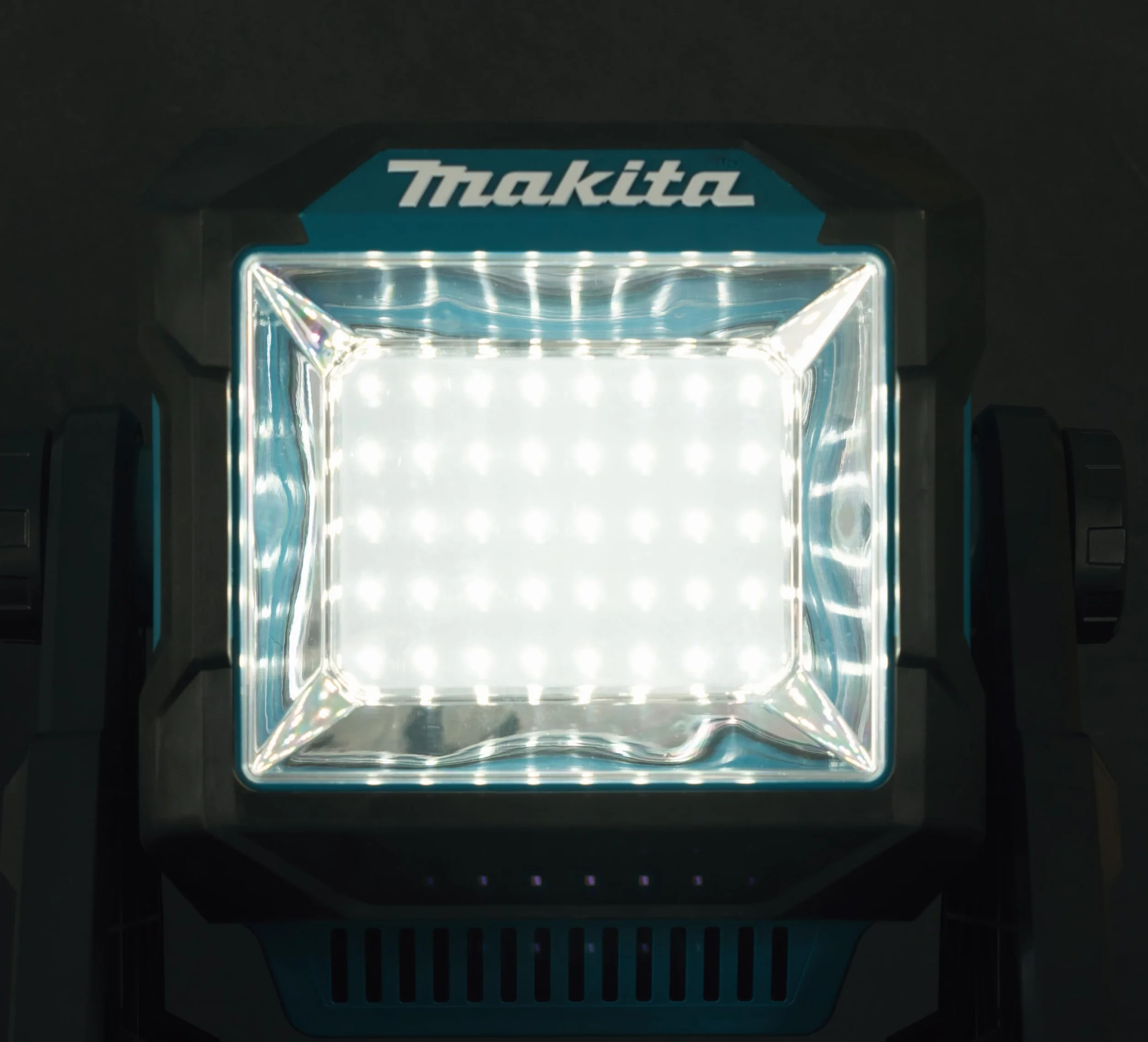Makita ML005G 40V Max Li-on XGT Luz de trabajo inalámbrica - Baterías y cargador no incluidos