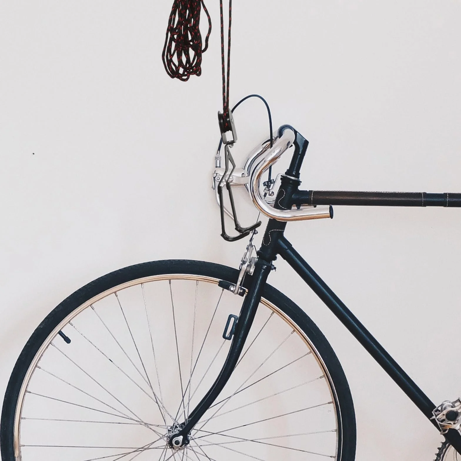 VILLCASE Elevador de Bicicletas de Acero Negro para Garaje Soporte de Pared, Sistema de Poleas para Colgar Bici y Ahorrar Espacio Hogar