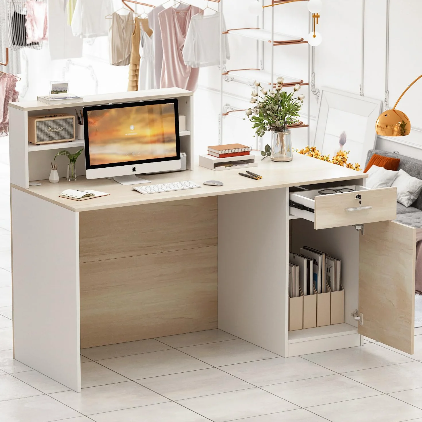 Mesa de recepción con compartimentos abiertos, 1 cajón y 1 armario, color madera y blanco, 140x60