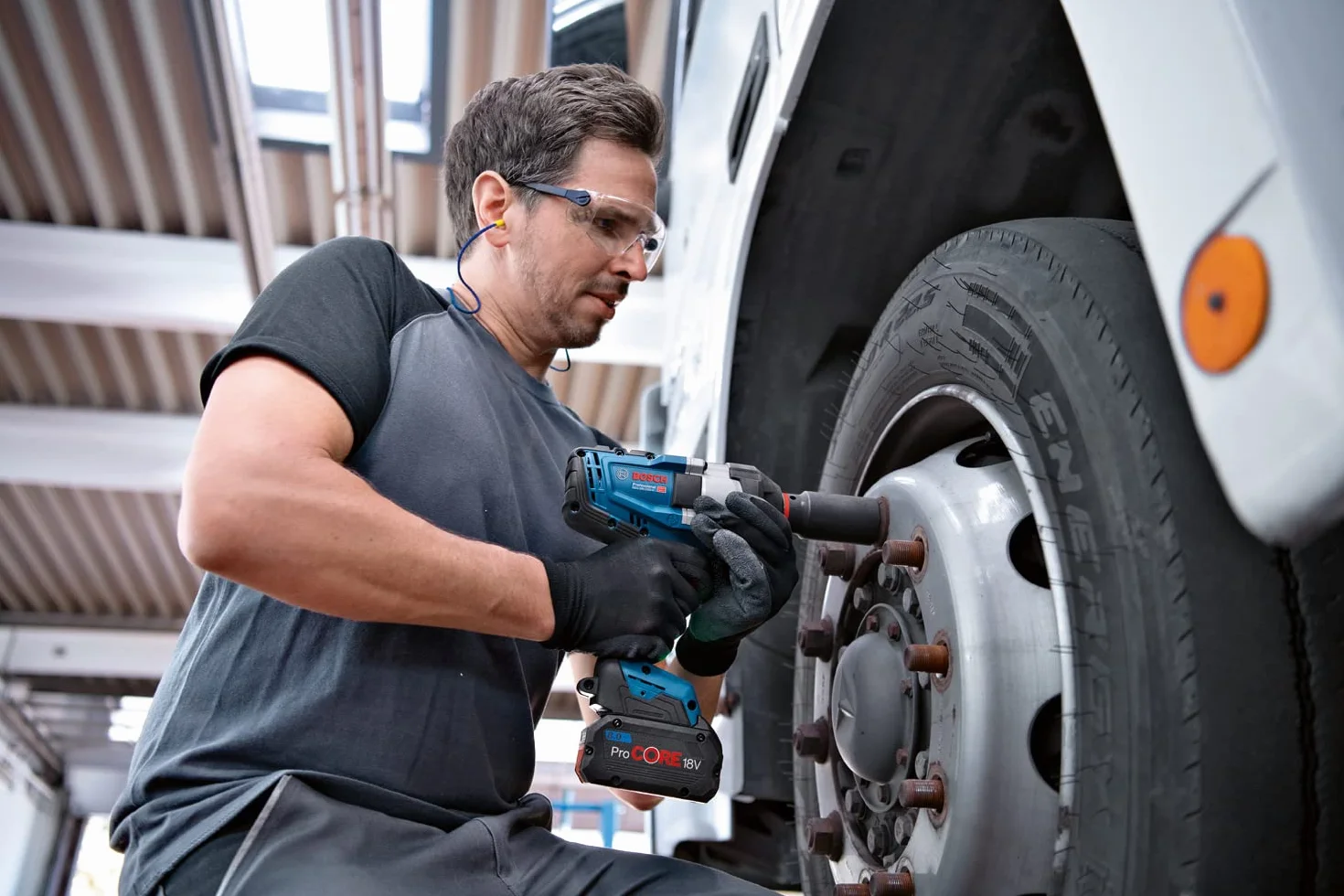 Bosch Professional 18V System atornillador de impacto a batería BITURBO GDS 18V-1050 H (sin batería/cargador)