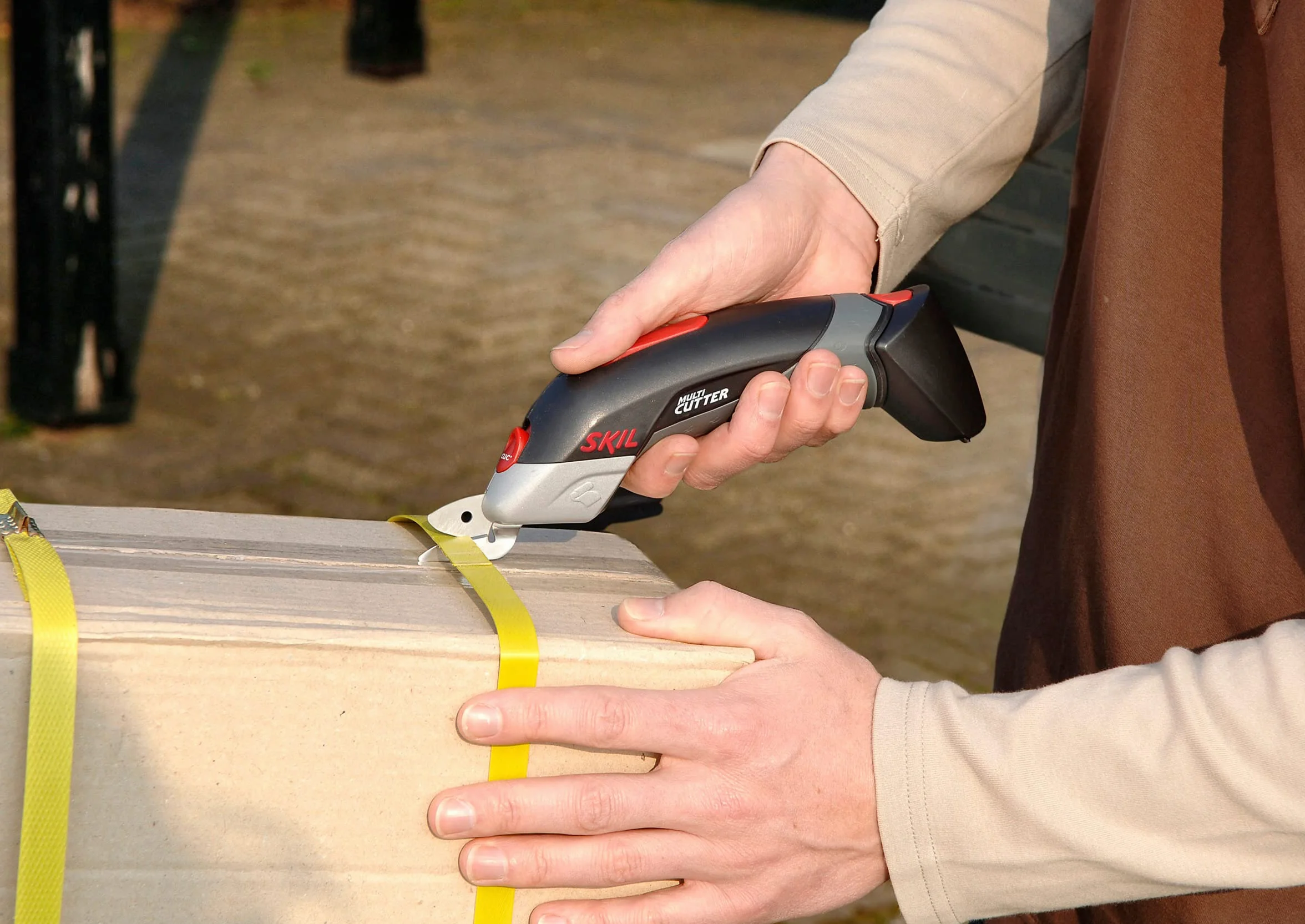 Skil Multi-Cutter 2900 AJ Cizalla a batería (cizalla universal para cartón, papel, etc., cargador + batería de 4,8 V incluida, cizalla universal) F0152900AJ