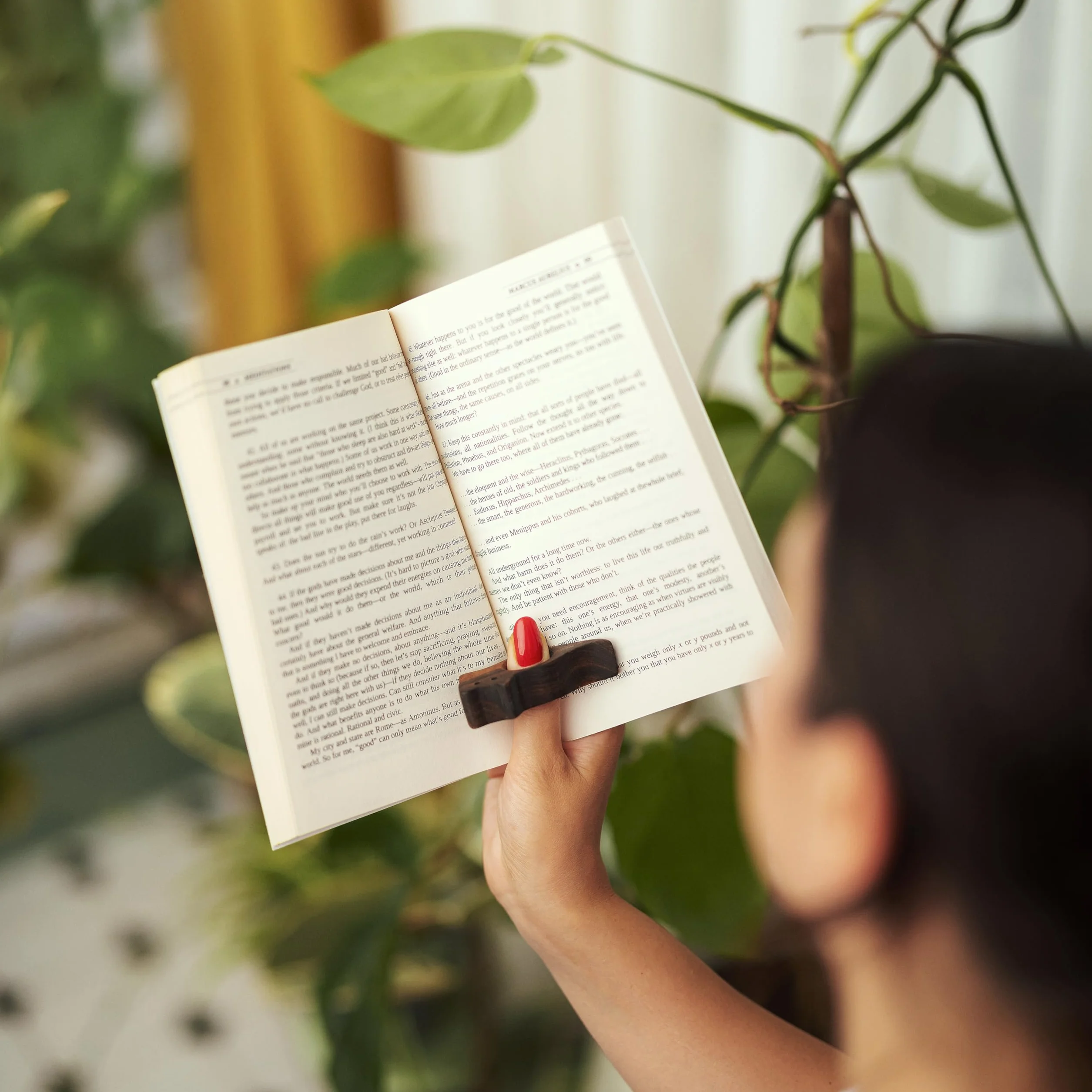 TILISMA Soporte para páginas de libro de nogal natural, marcapáginas, regalo para lectores