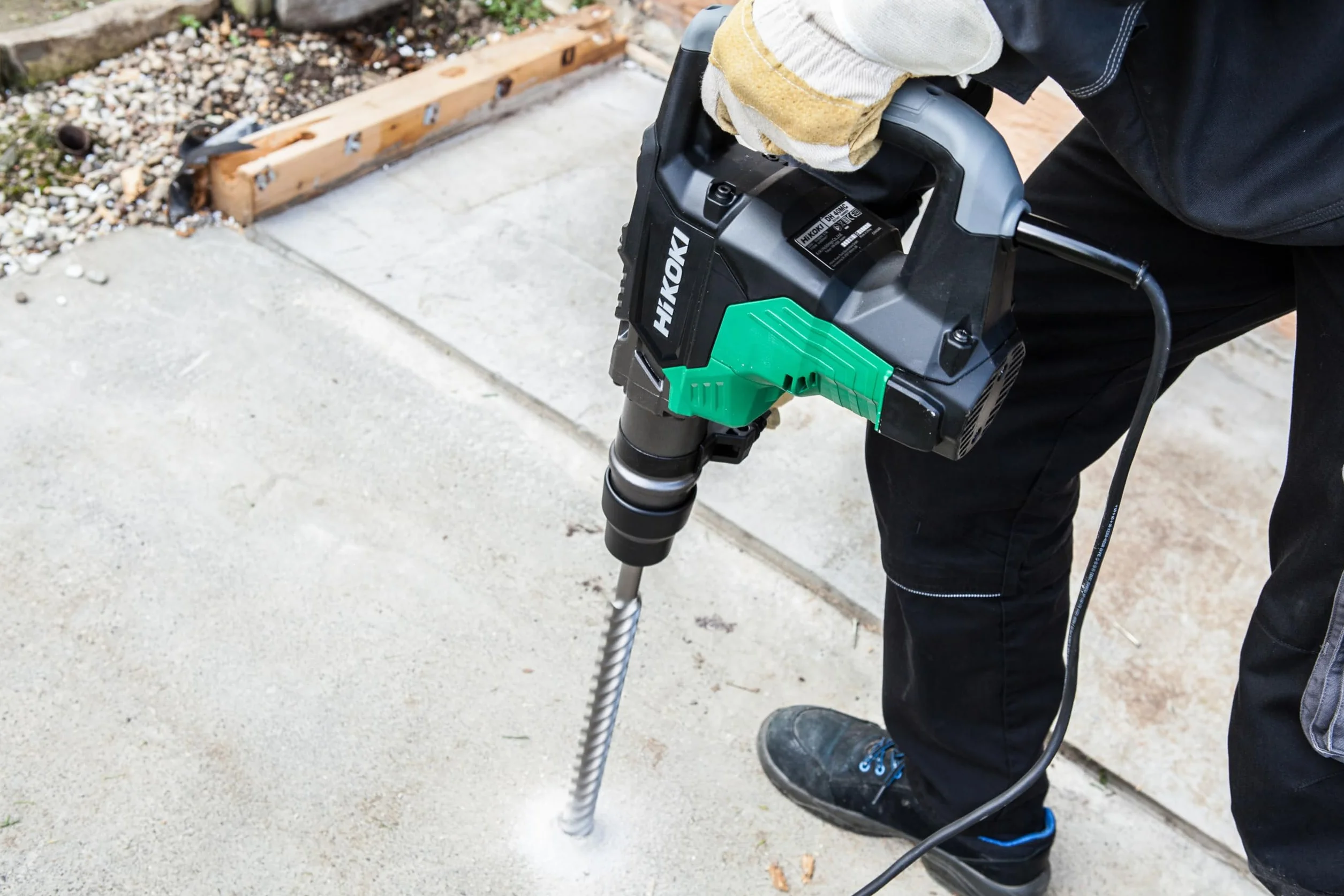 HiKOKI Martillo perforador y cincelador SDS-Max - 1100 W, 7,1 J de energía de impacto, 40 mm de diámetro de perforación, 2800/min de tasa de impacto - Baja vibración, mango ergonómico - Incl. maletín