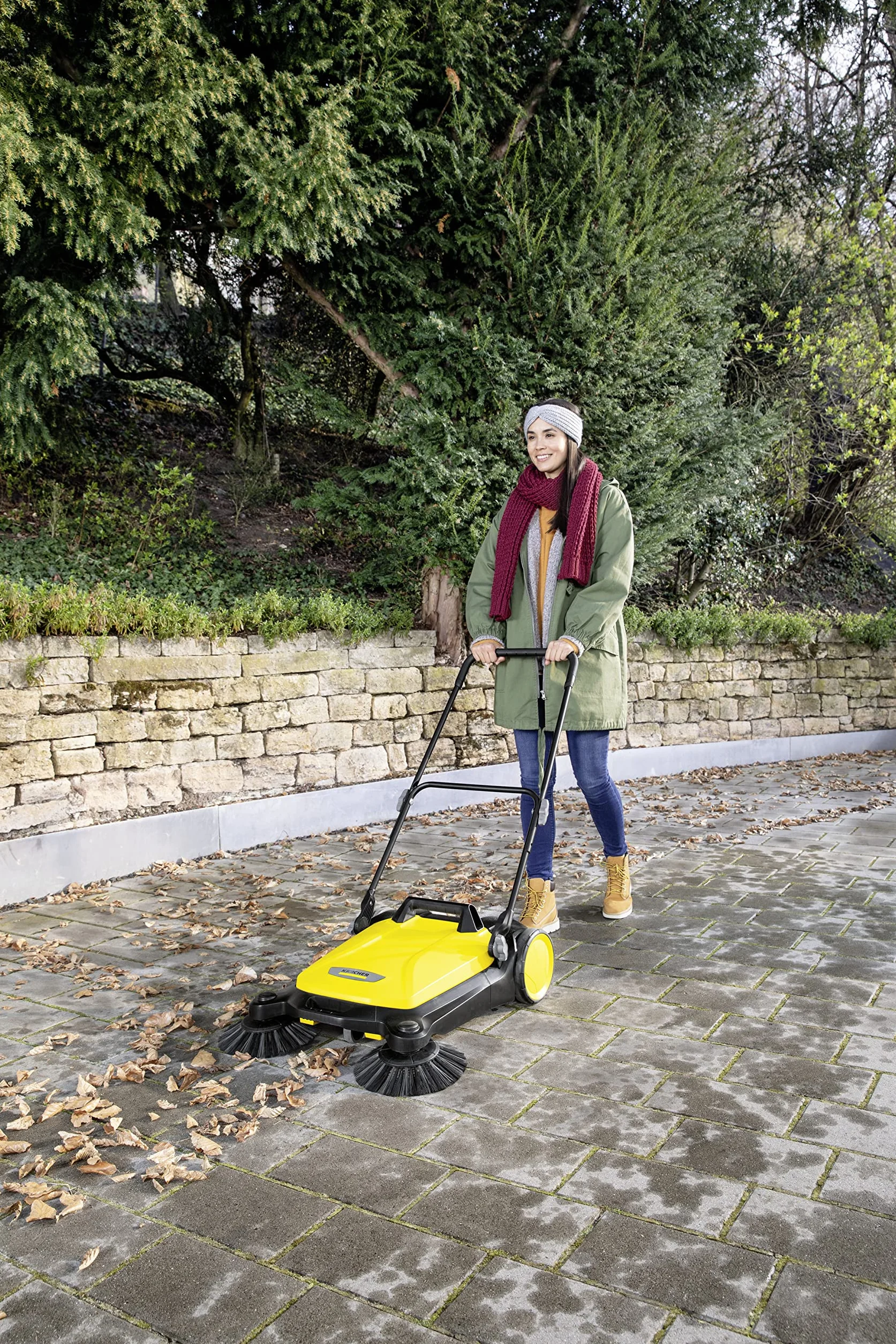 Kärcher S 4 - Barredora Doble con cepillos para Limpiar pavimentos, entradas y Caminos de jardín