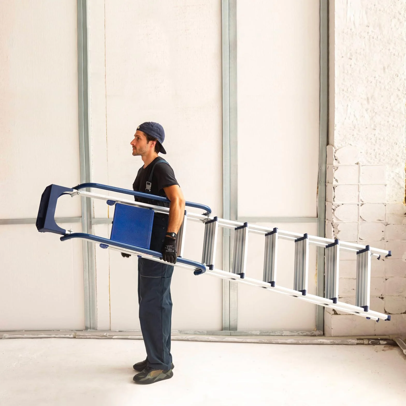 HOSTRÖM Escalera de Tijera de 8 peldaños Secure Pro, Aluminio Reforzado, Segura con barandillas, Bandeja portaherramientas, Altura de Plataforma 182 cm, garantía de 5 años