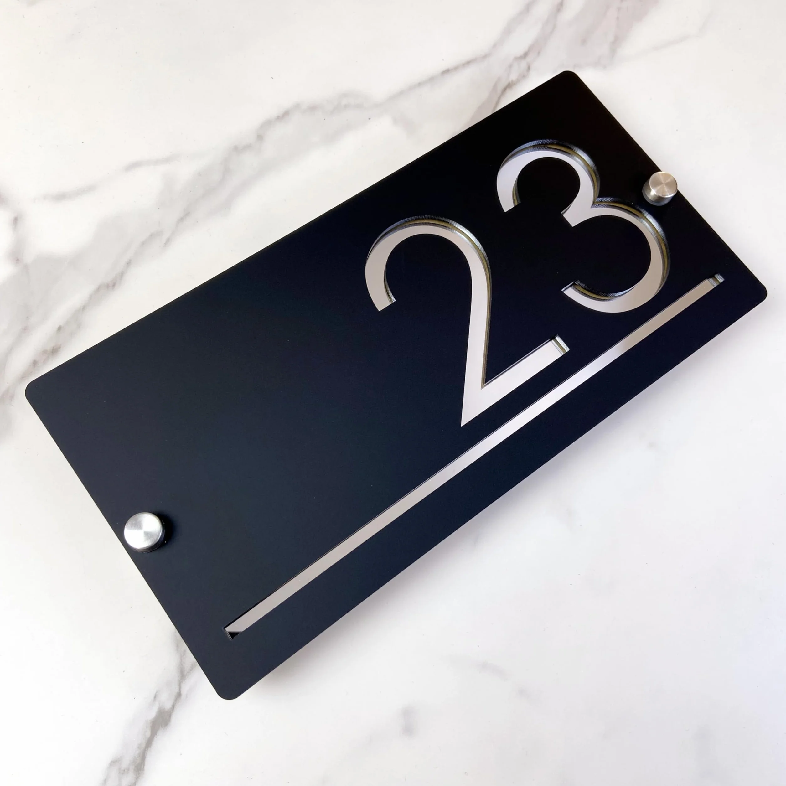 Placa de número de casa al aire libre, Diseño suspendido placa de número de casa personalizada, letrero de nombre de calle 3D cortado con láser acrílico moderno (negro&plata)