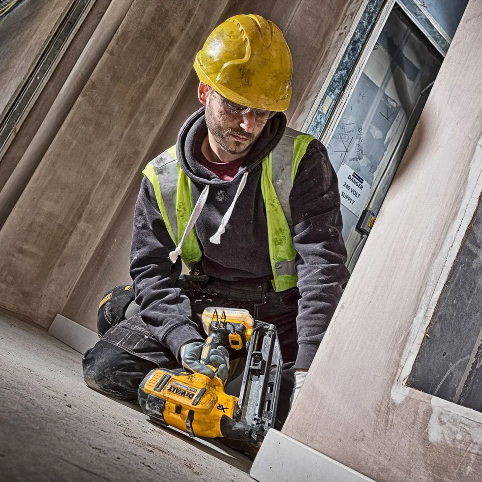 DeWALT – Clavadora inalámbrica para clavos de 63 mm, 18 V, 1 unidad, DCN660P2-QW