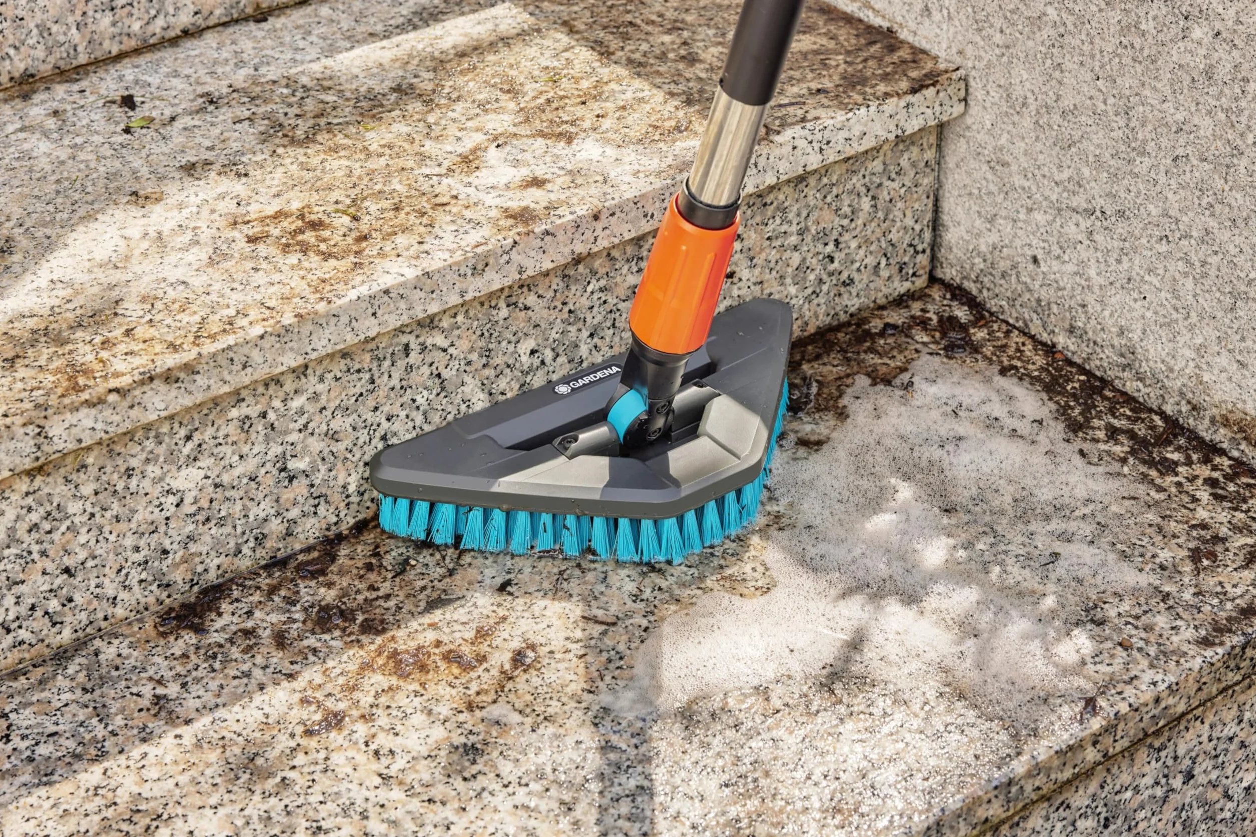 Gardena Cleansystem Cepillo Acoplable Duro flex: cepillo para limpiar superficies resistentes, forma triangular, cerdas duras, conexión al mango Cleansystem, para grandes superficies (18814-20)