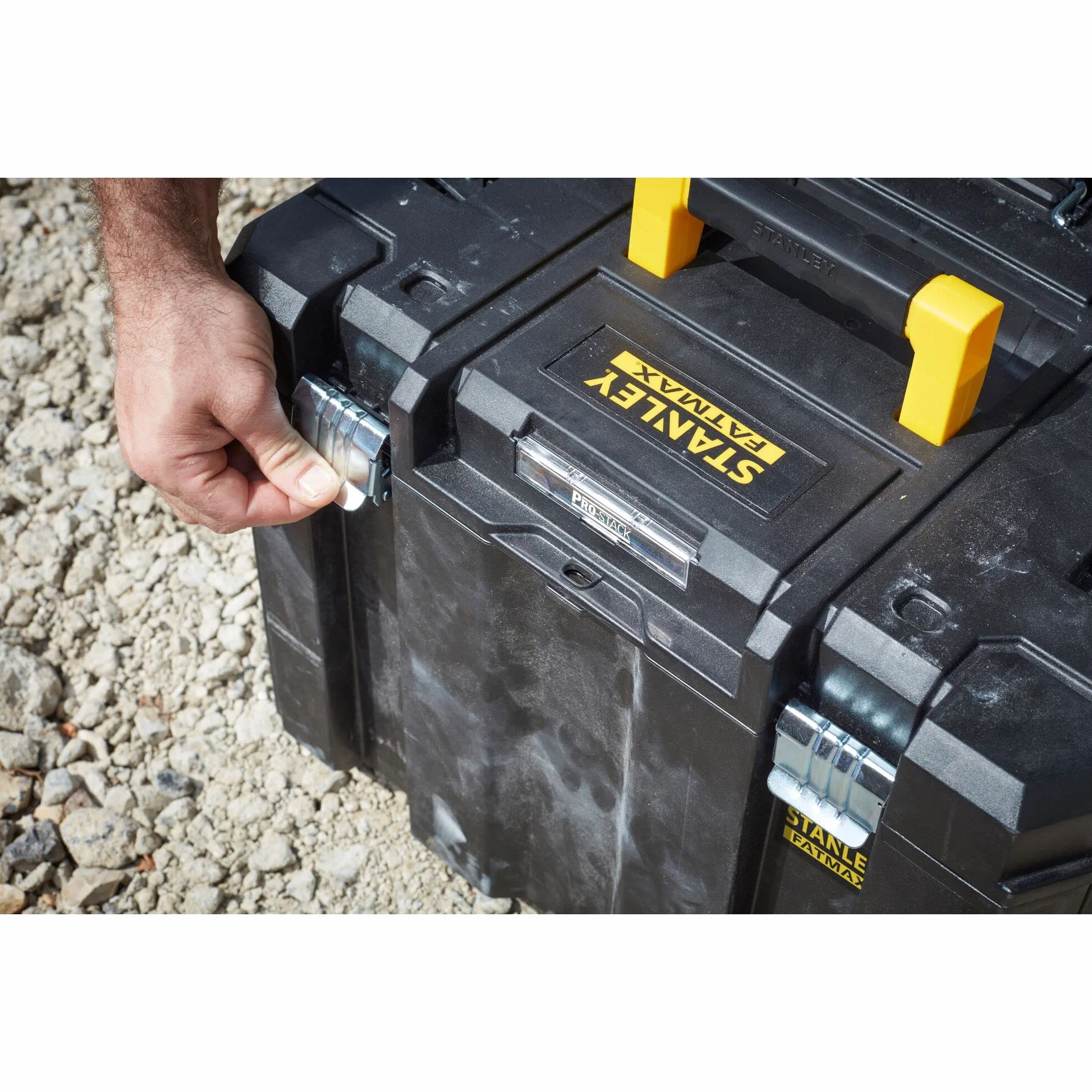 STANLEY FATMAX PRO-STACK Caja de almacenamiento móvil 50L con ruedas, cierres metálicos, negro