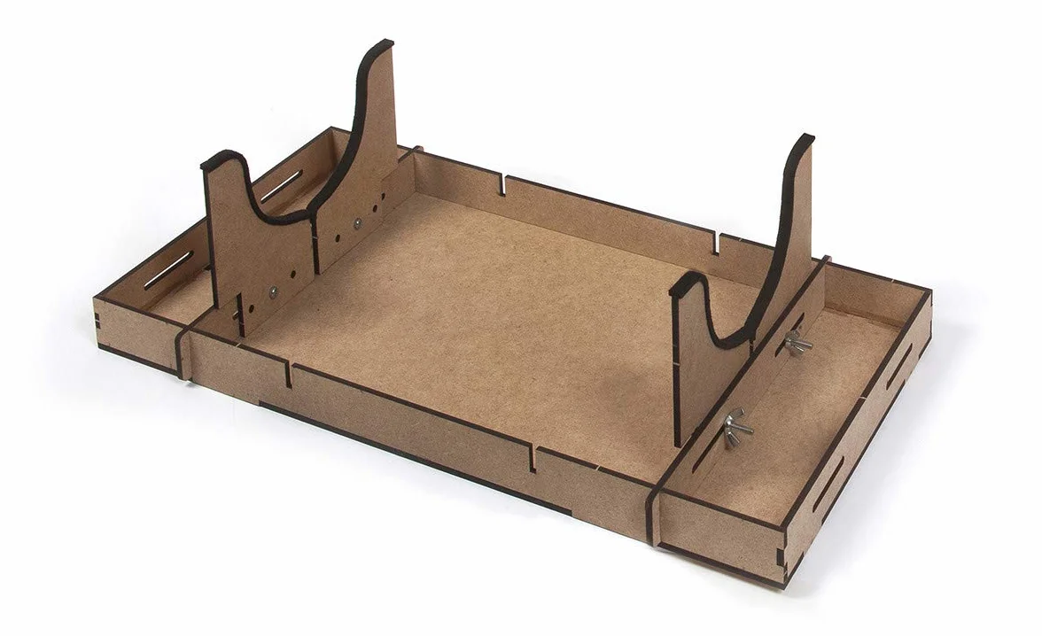 Ref: 19134 Práctico soporte de trabajo, para maquetas de barco, tren o tranvía. Ajustable a todo tipo de cascos en largo y ancho.Dimensiones 462x245x130mm