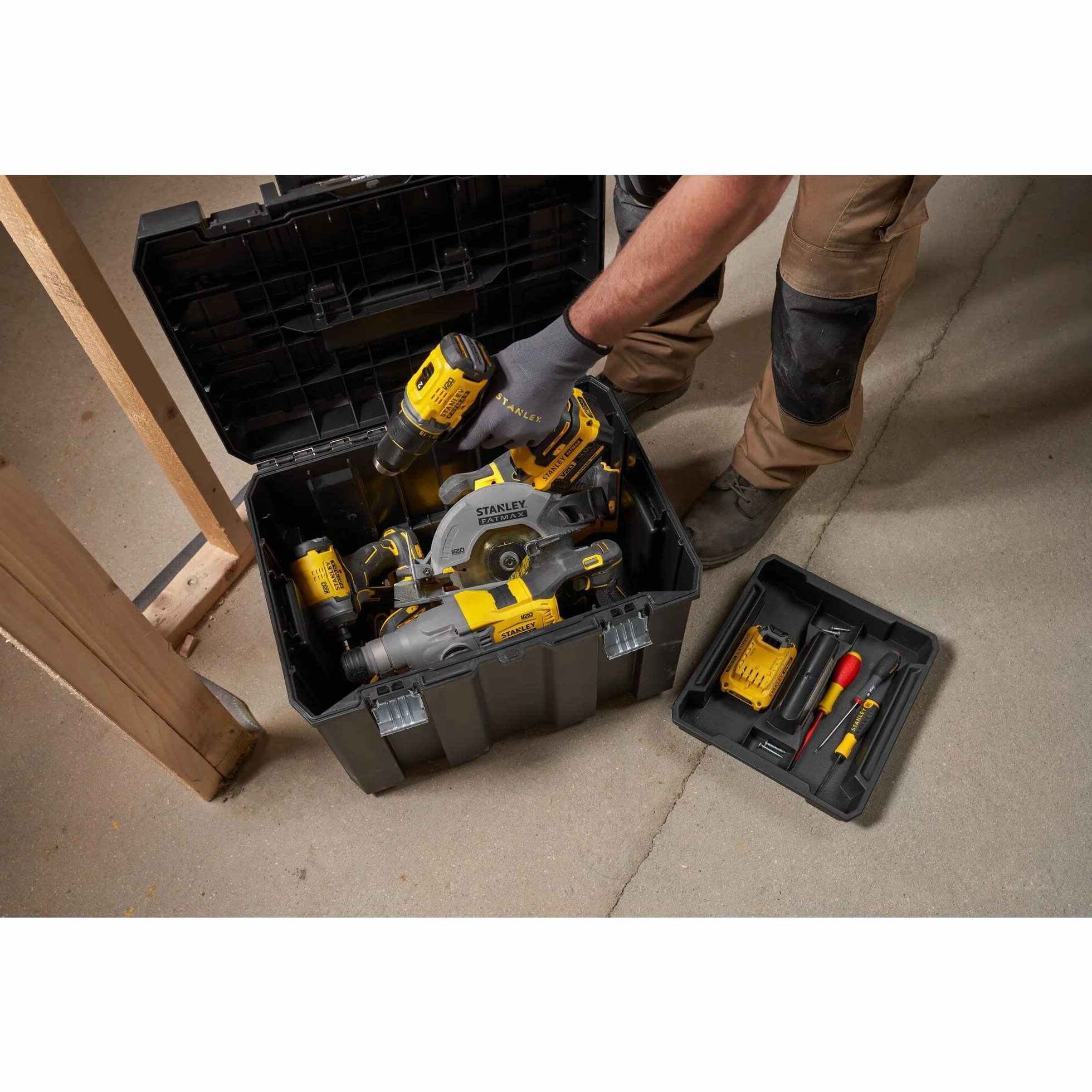 STANLEY FATMAX PRO-STACK Caja de almacenamiento móvil 50L con ruedas, cierres metálicos, negro
