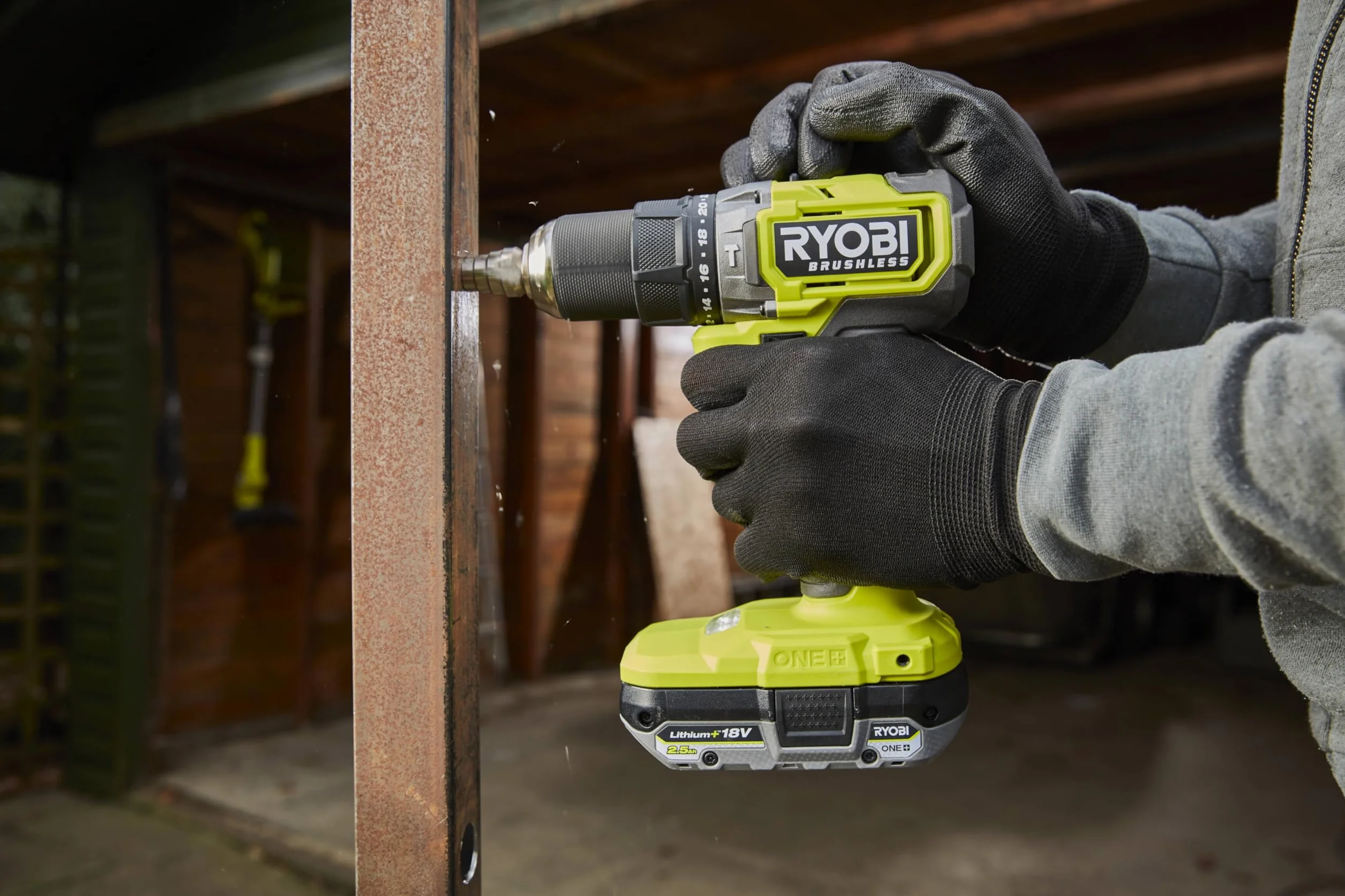 RYOBI ONE+ 18V Taladro percutor sin escobillas – 54 Nm, mandril 13 mm, 2 velocidades (0–450/0–1.700 rpm), 24 posiciones de par – Incluye baterías 2,0 Ah + 4,0 Ah y cargador