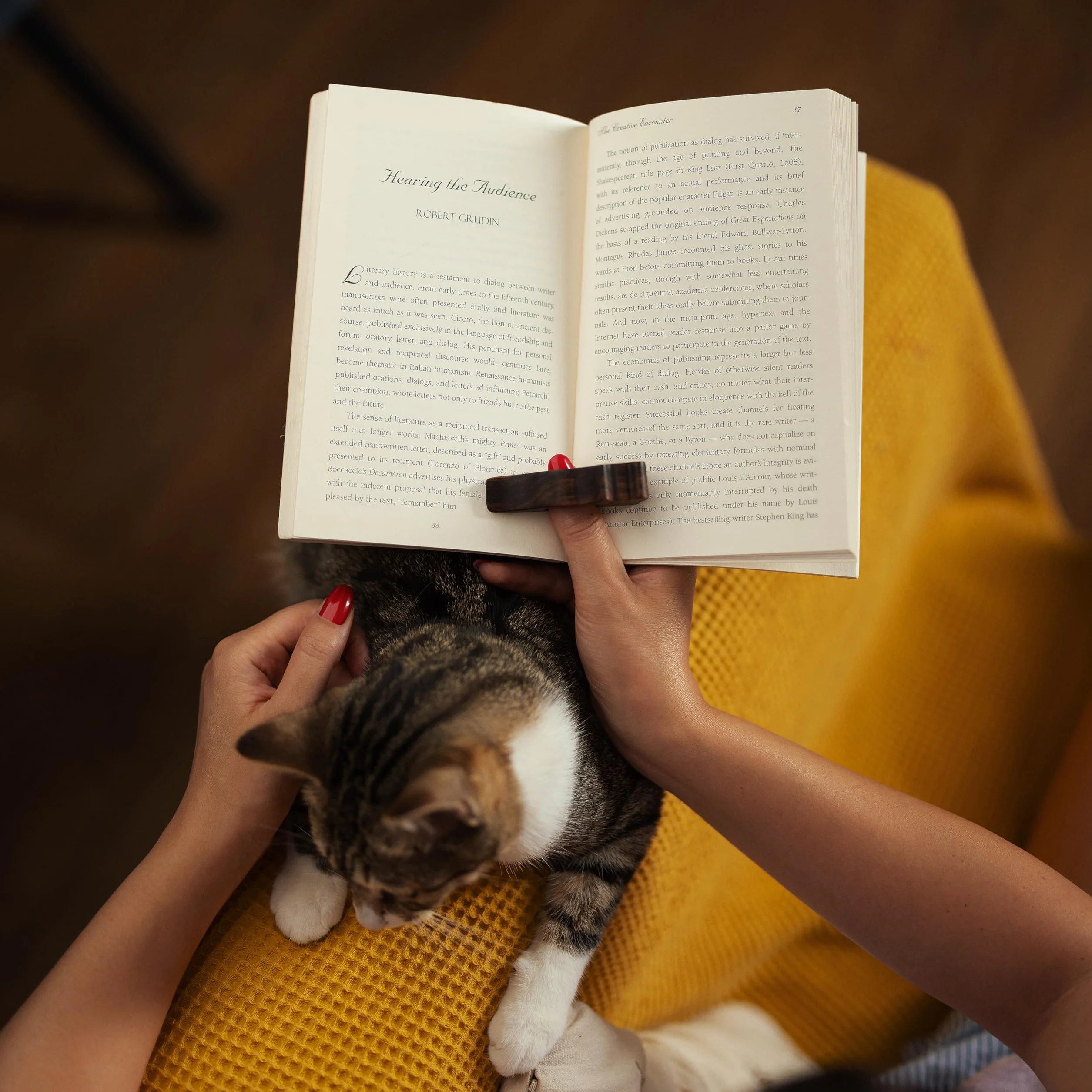 TILISMA Soporte para páginas de libro de nogal natural, marcapáginas, regalo para lectores