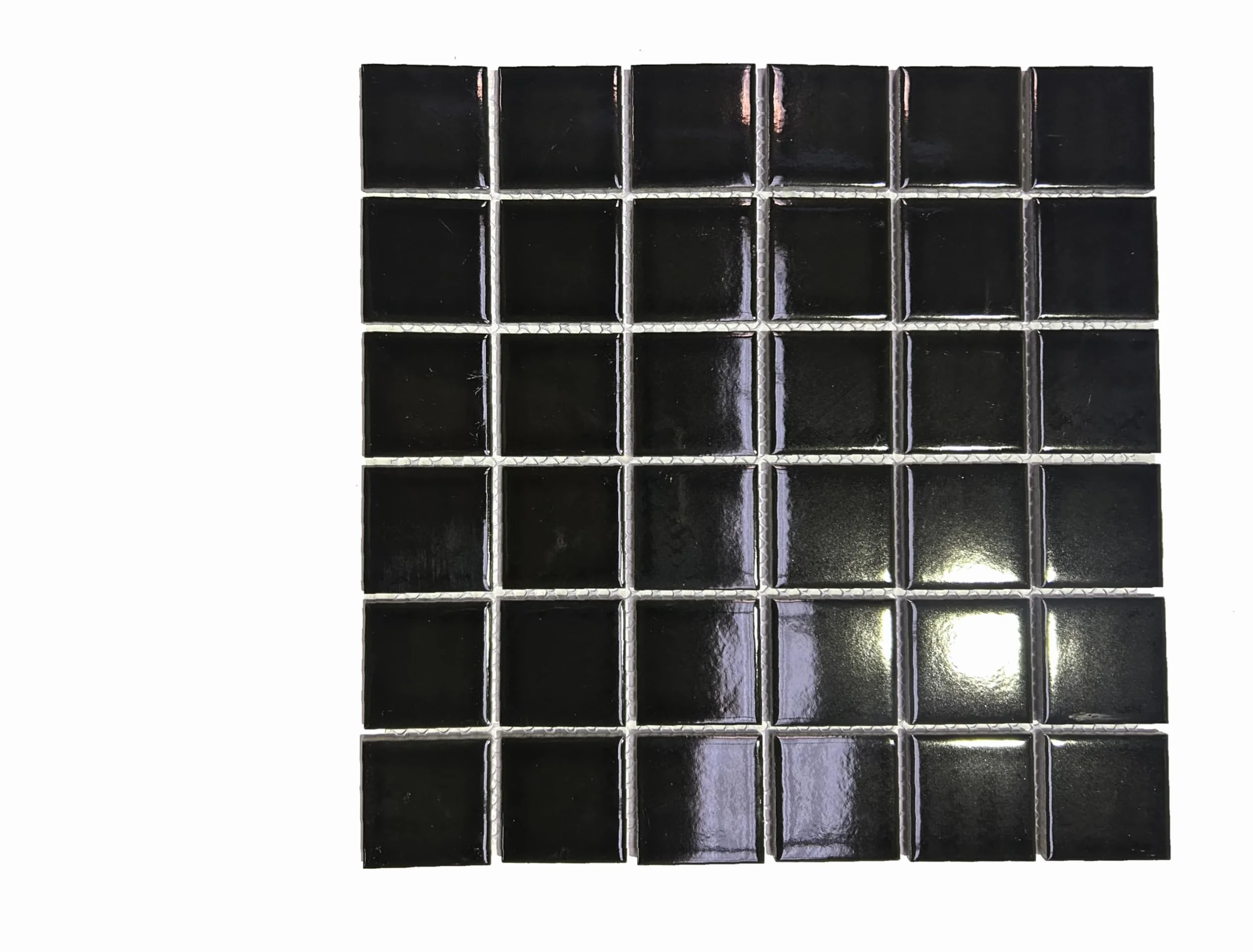 Modelo G028 (Negro Brillo) Mosaico enmallado de Porcelanico. Medida 4,8x4,8cm. Pegado en Mallas de 30x30cm.