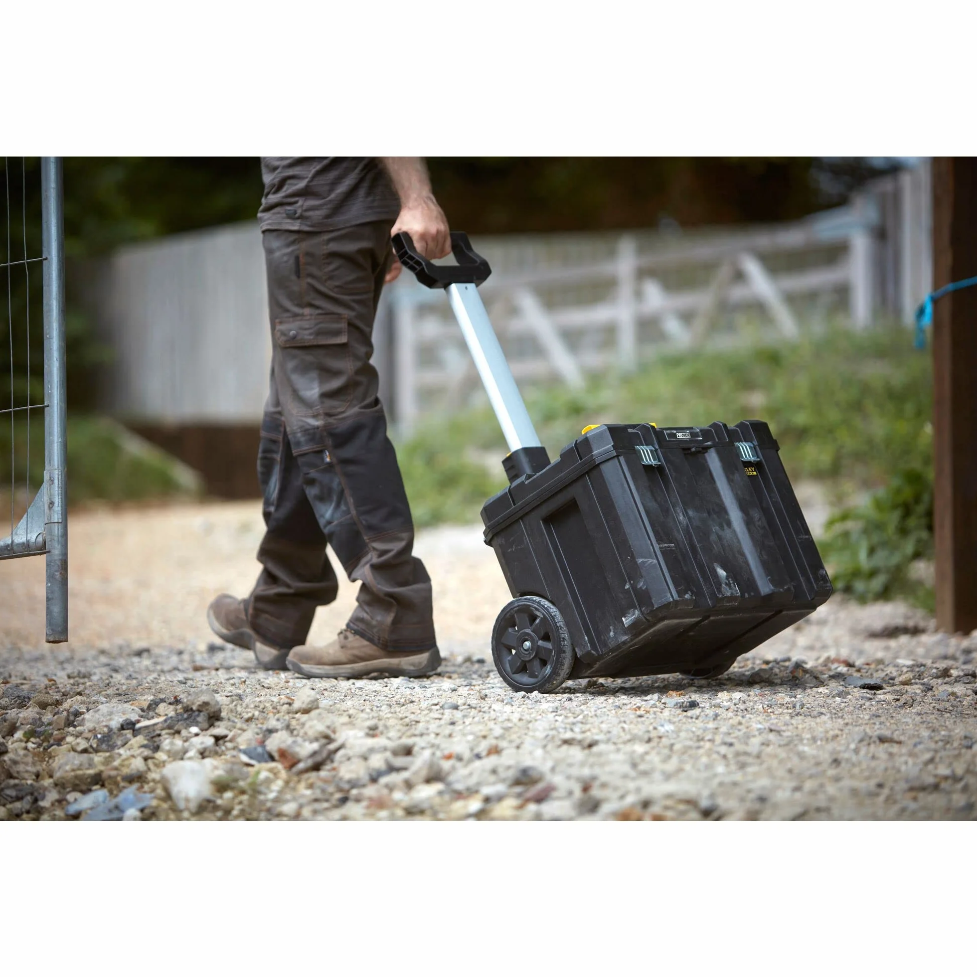 STANLEY FATMAX PRO-STACK Caja de almacenamiento móvil 50L con ruedas, cierres metálicos, negro