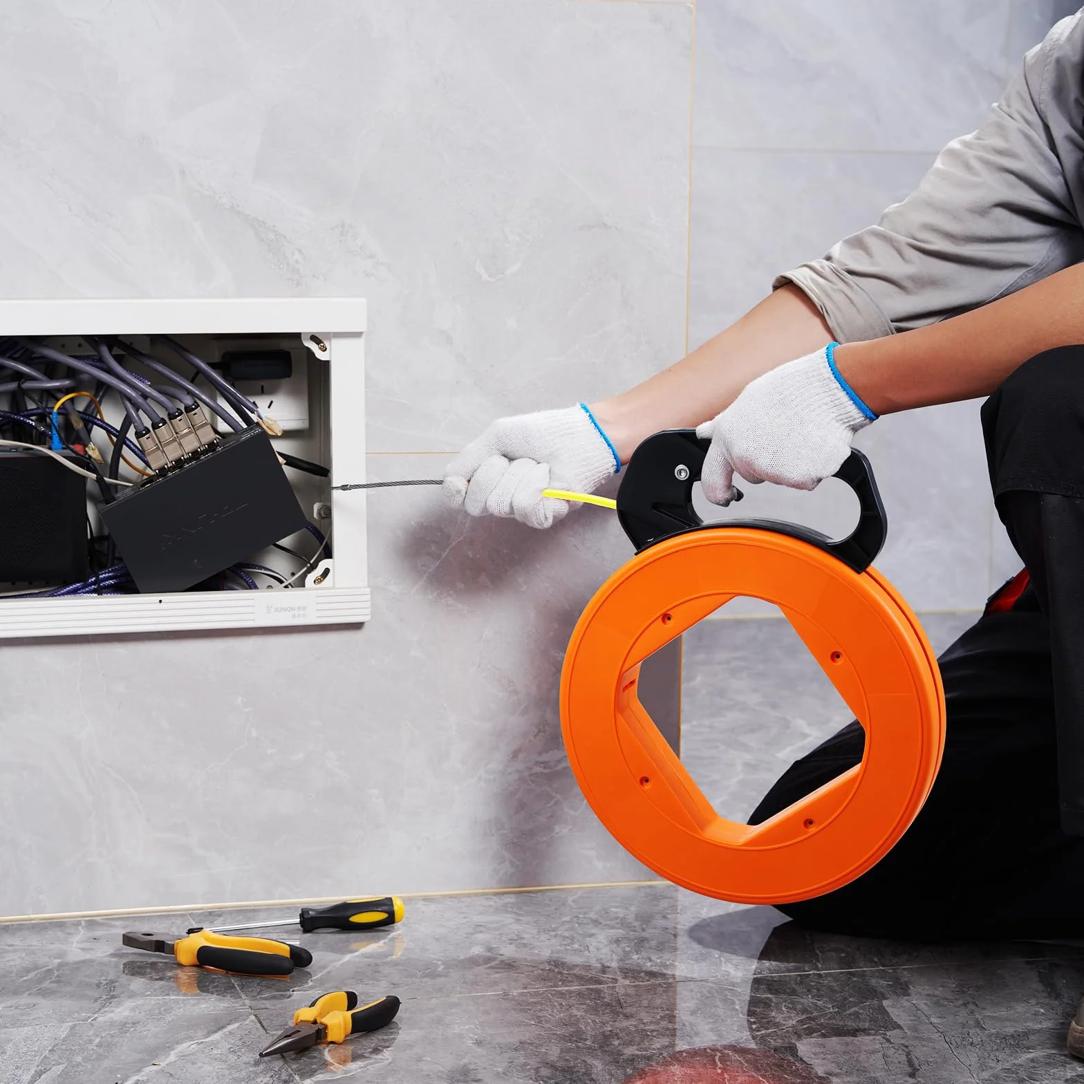 VEVOR Cinta de Pesca de 60,96 m, Diámetro de 4,7 mm, Extractor de Cables de Fibra de Vidrio con Carcasa y Mango, Herramienta Extractora de Cables para Paredes y Conductos Eléctricos, no Conductor