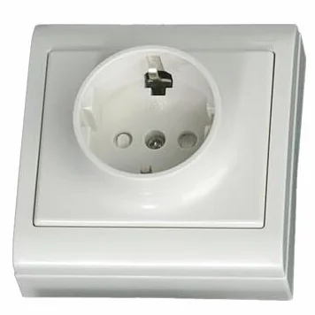 Base Schuko de superficie blanca, fácil instalación, diseño compacto, ideal para electricidad en hogares y oficinas.