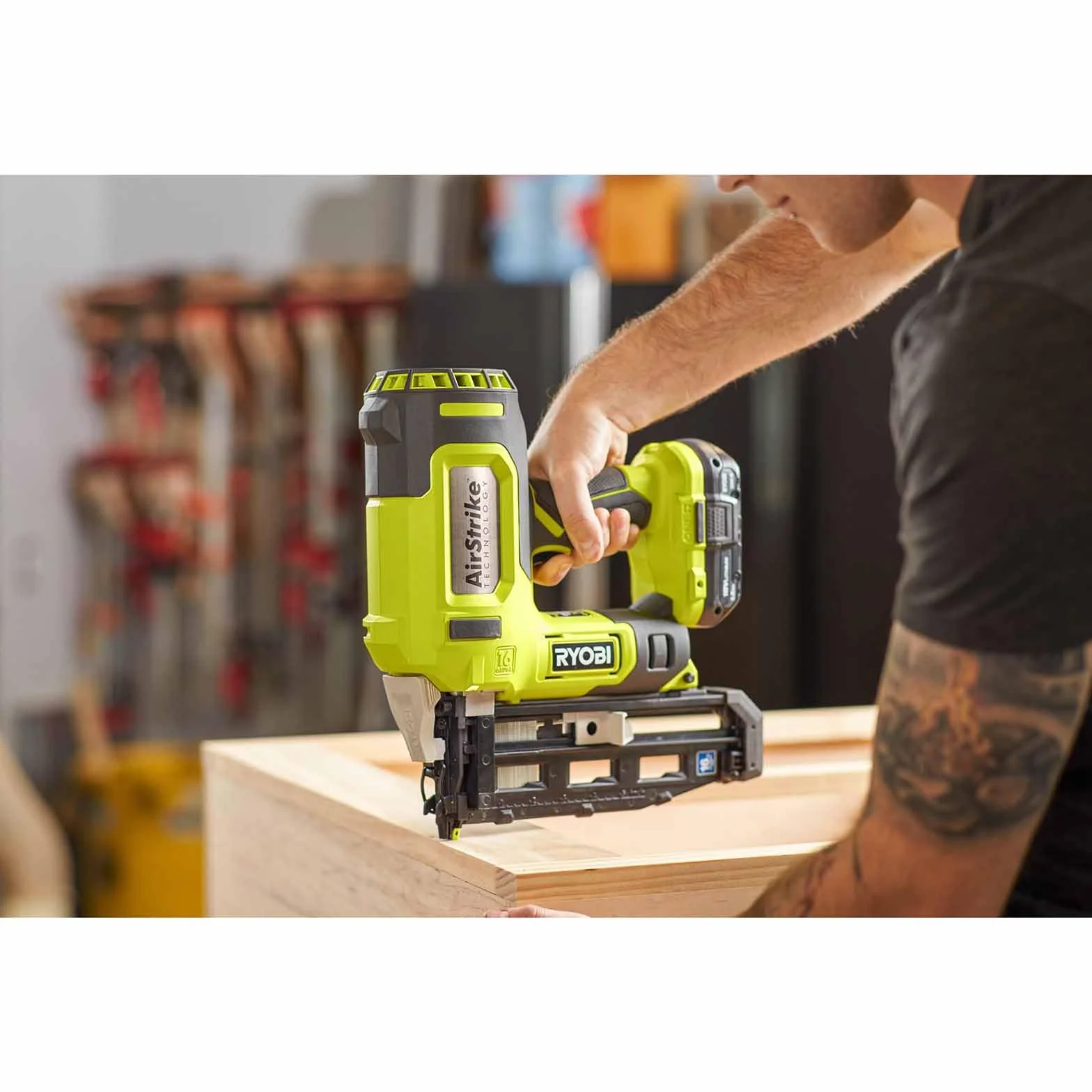 RYOBI - Clavadora de Acabado 16G Aire Comprimido 18V ONE+ - Punta 19-64mm - Cabezal 1,6mm - Cargador 100 Clavos - con 500 Clavos, 2 Puntas de Protección de Material, 1 Gancho de Cinturón - R16GN18-0
