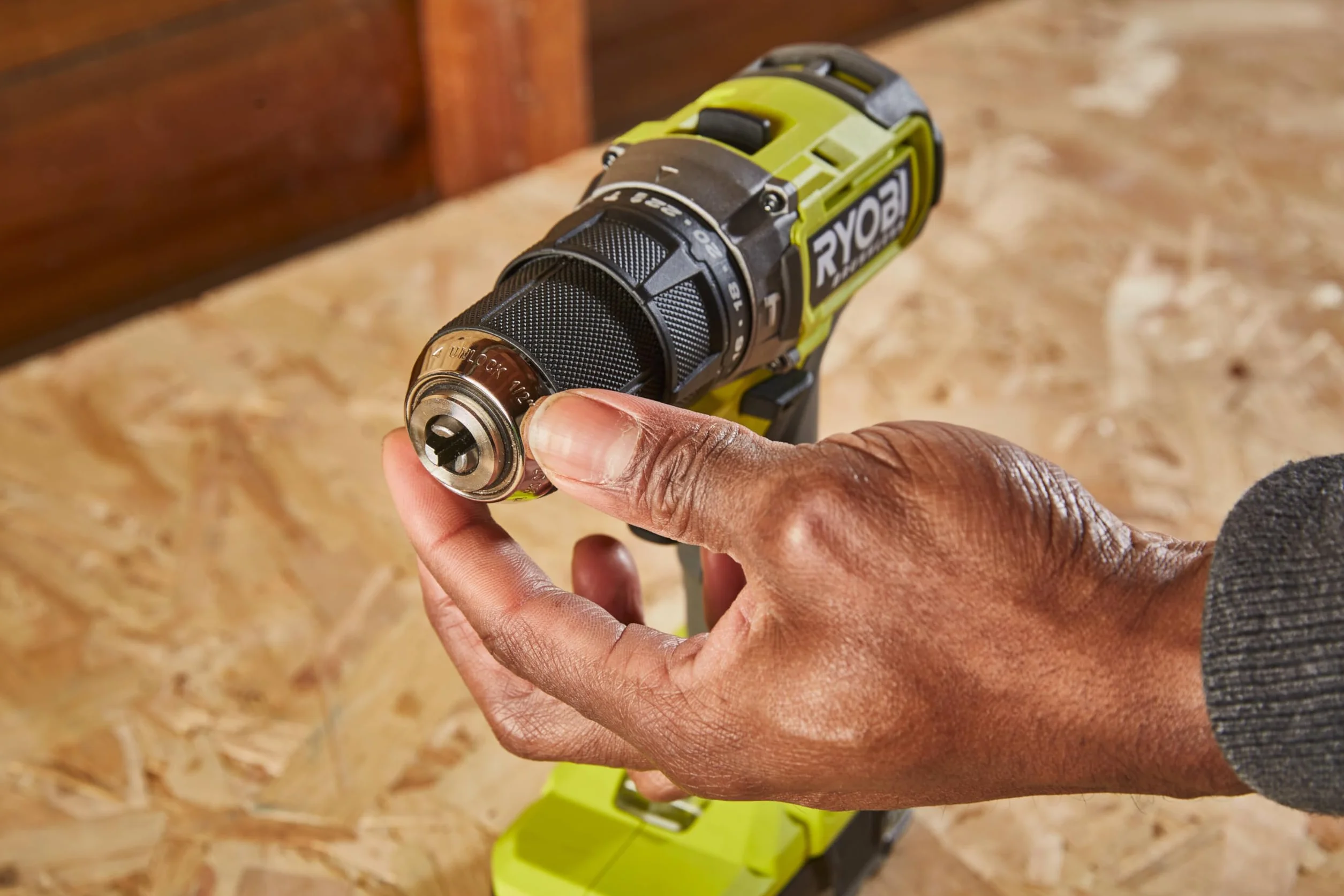 RYOBI ONE+ 18V Taladro percutor sin escobillas – 54 Nm, mandril 13 mm, 2 velocidades (0–450/0–1.700 rpm), 24 posiciones de par – Incluye baterías 2,0 Ah + 4,0 Ah y cargador