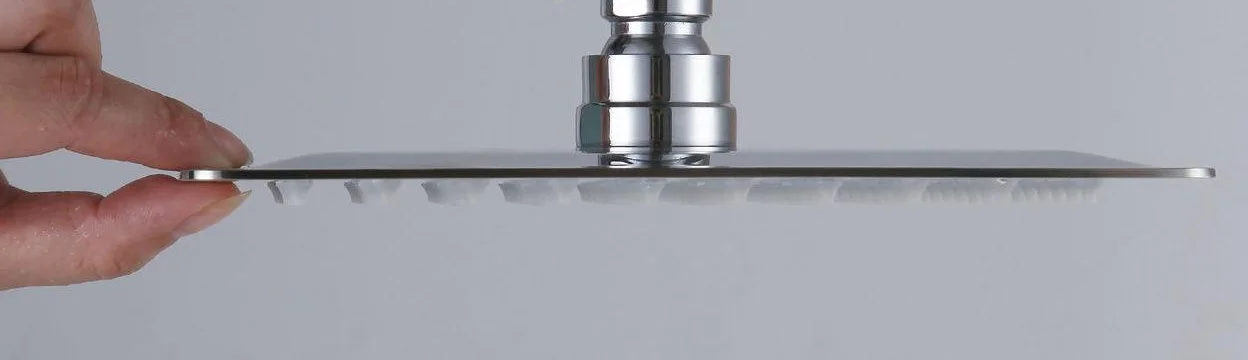 Kibath 466351 Grifo monomando empotrar CAS salida pared. Acabado cuadrado cromo brillo. Incluye soporte con toma agua, flexo PVC plateado, brazo ducha y rociador extraplano, 1