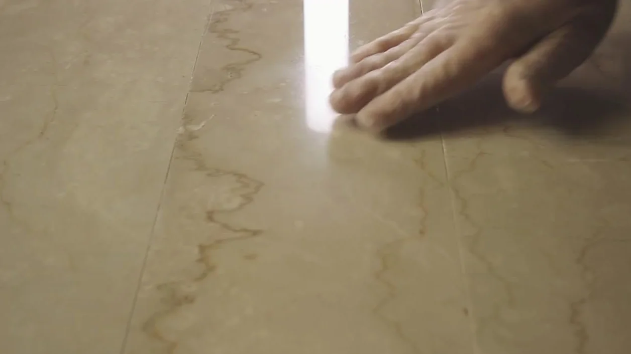 RENUEVA MARMOL PLUS kit para eliminar opacidad, arañazos, corrosiones y rehacer el pulido de mármol con alto contenido de carbonato y travertino