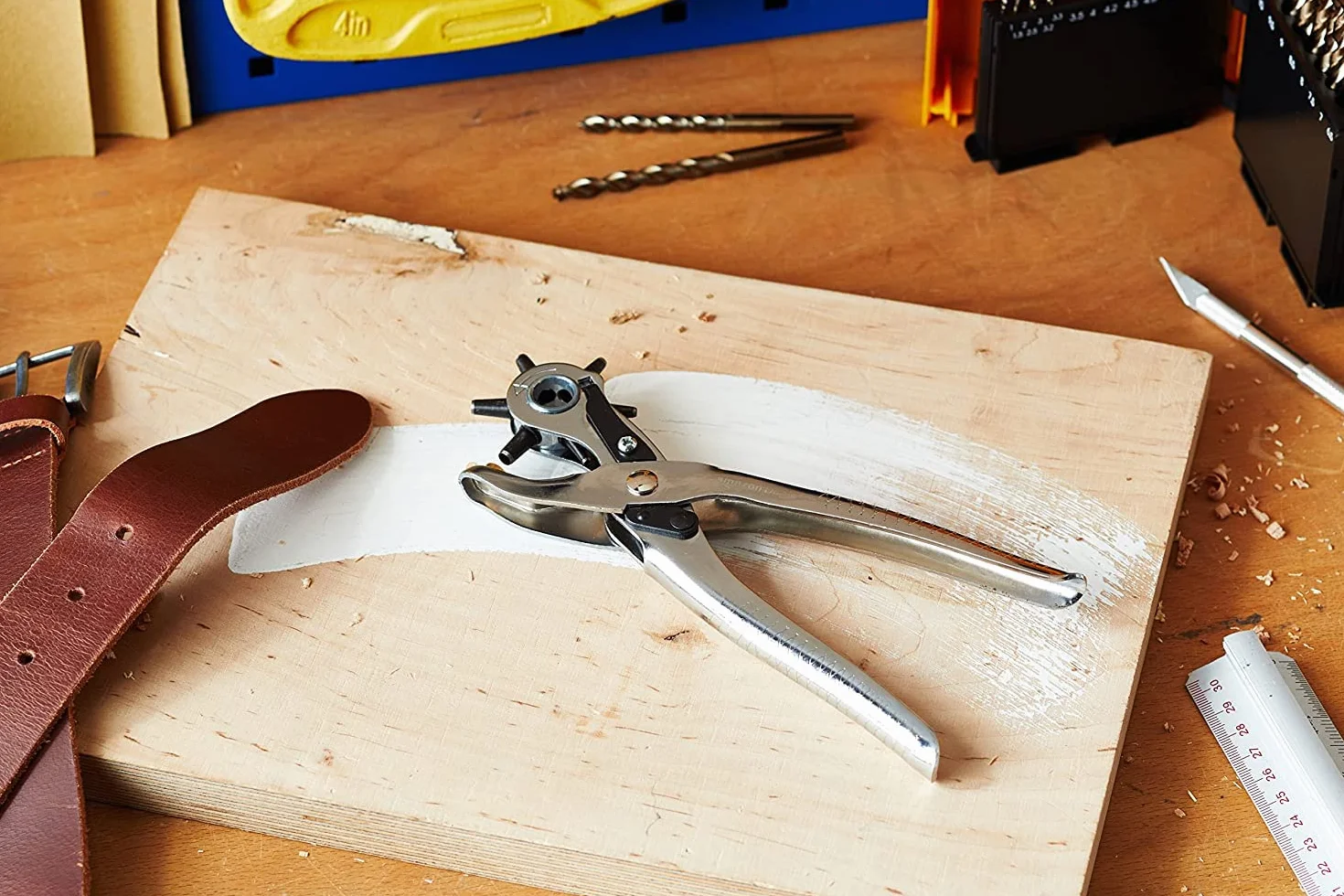 Amazon Basics Juego de perforadora de cuero, rotativa, herramienta para hacer tamaños de agujeros múltiples, Plata