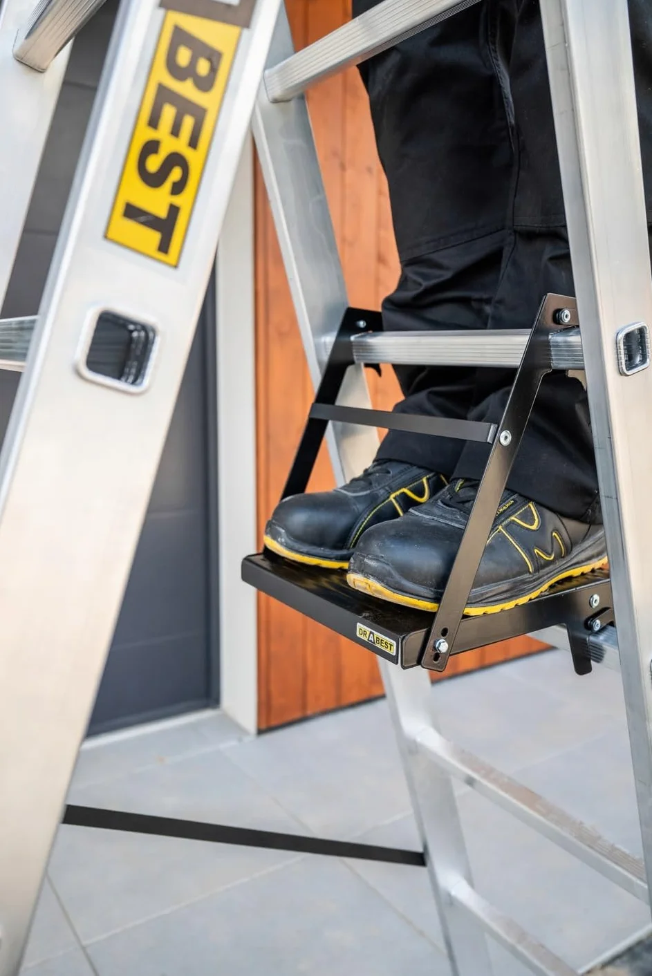 DRABEST - Plataforma Universal de Acero para escaleras con Revestimiento Antideslizante y Sistema de Seguridad - Peldaño de Trabajo/Bandeja portaherramientas - Capacidad de Carga 150 kg