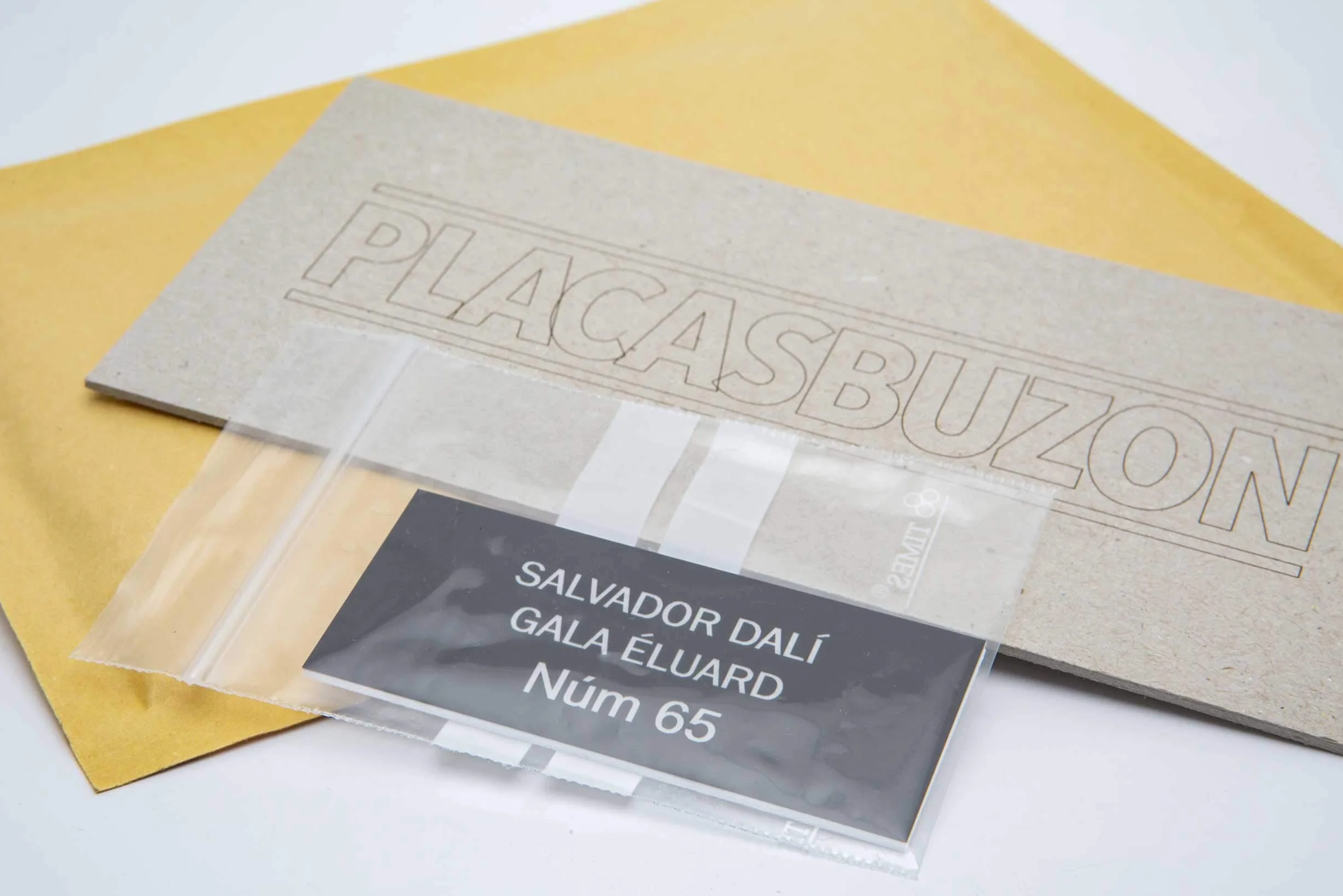 Placa para Buzón de plástico dorado mate y grabado negro. Cinta autoadhesiva. Grosor 1,5mm y tamaño máximo 100x40mm