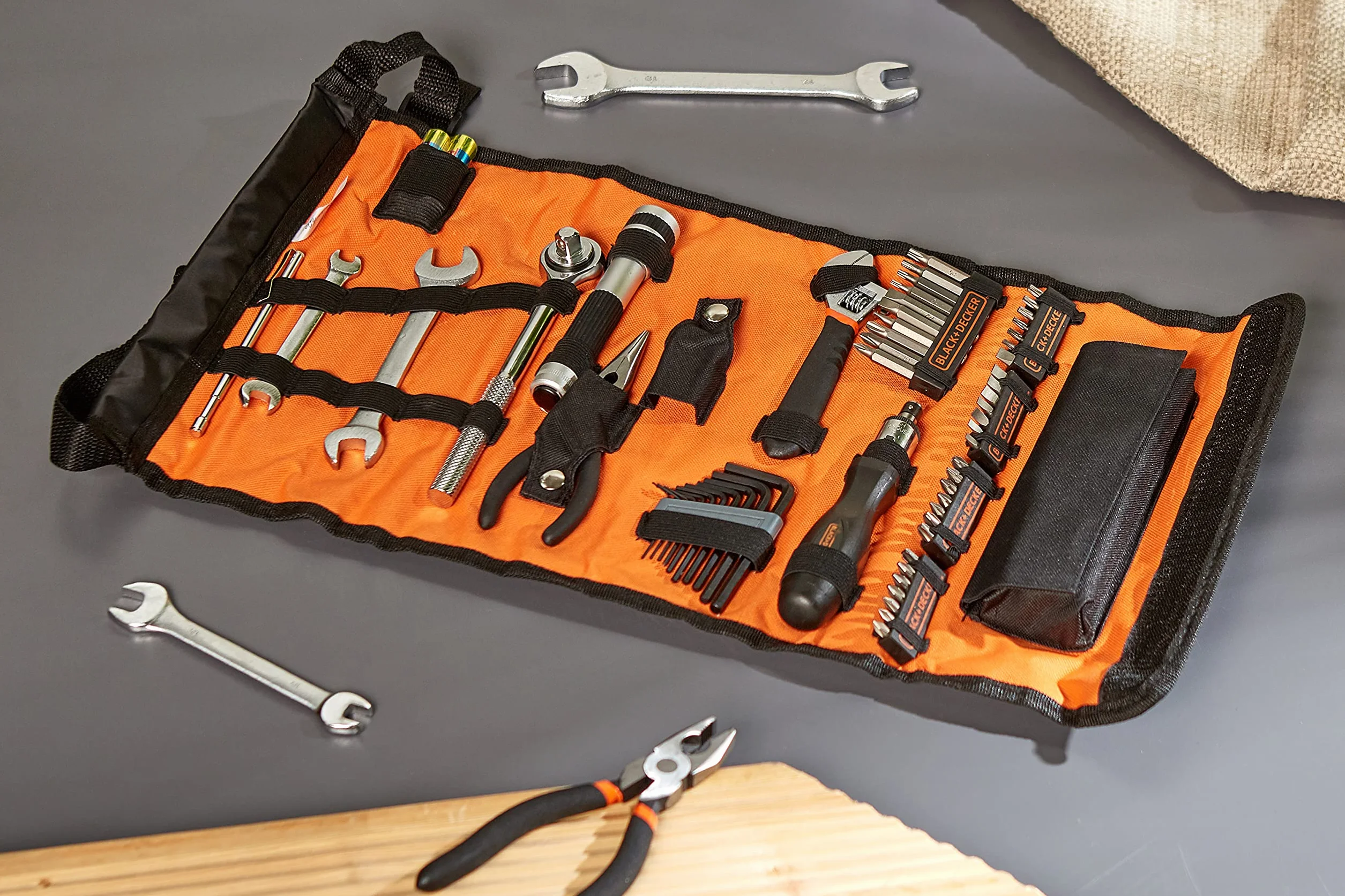 BLACK+DECKER Kit de Herramientas para Automóviles 71 Piezas, Incluye Linterna, Organizador Enrollable, Herramientas Manuales y de Bricolaje, Fácil Almacenaje - A7144