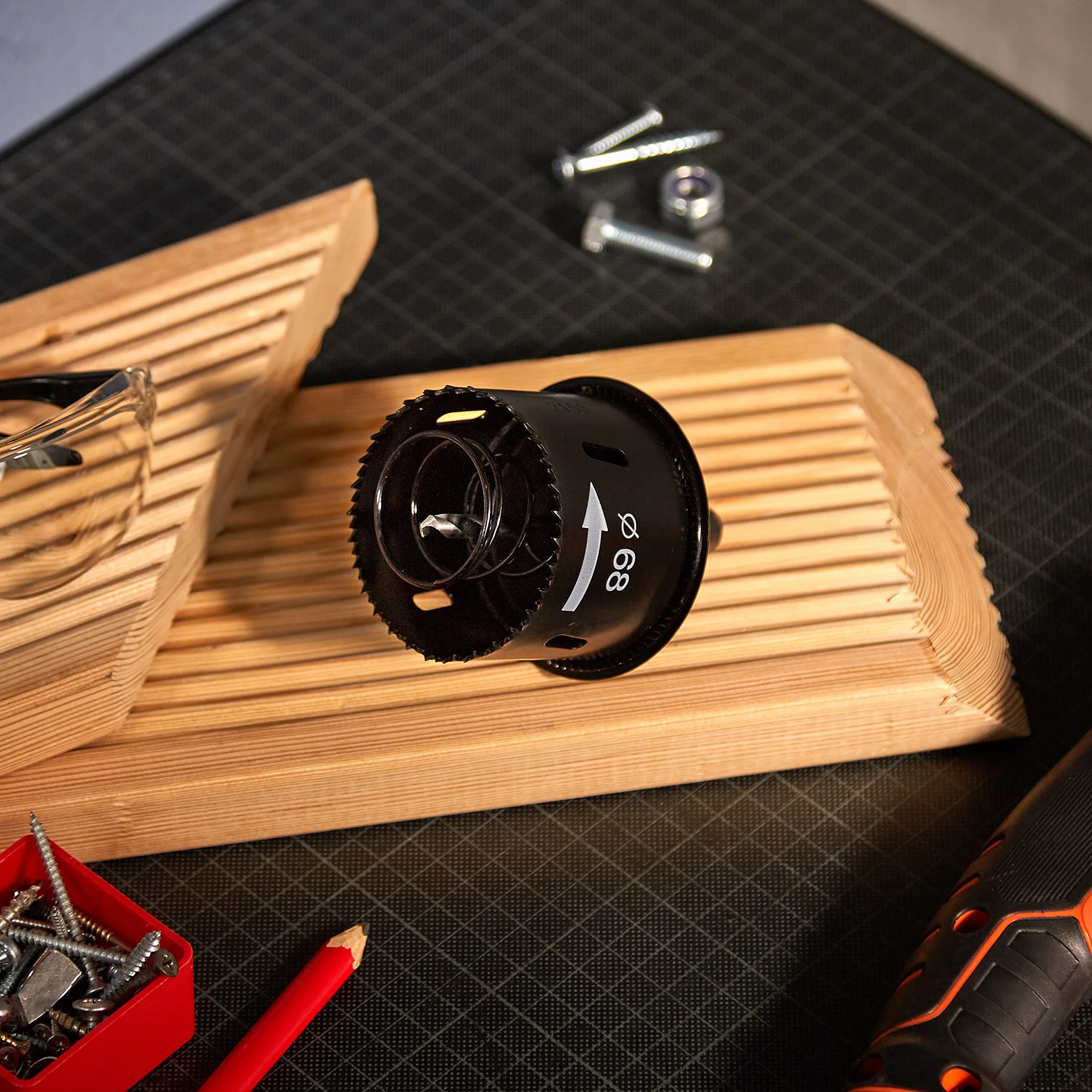 wolfcraft Sierra de corona con expulsor y avellanador de borde, Ø 68 mm I 2158000 I Para montaje de cajas de enchufe en madera y placa de yeso laminado, profundidad de corte de 44 mm