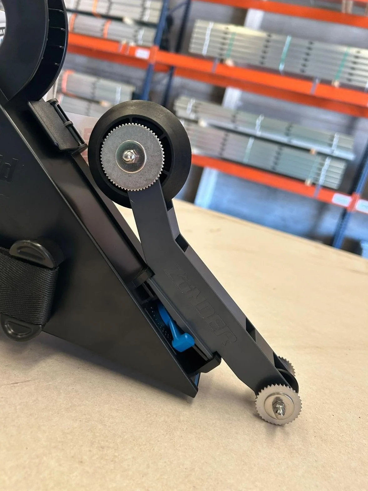 DELKOhybrid, herramienta de encintado para paneles de yeso. La mezcla perfecta de ZÜNDER y DELKOtaper, combinando sus mejores características para crear la mejor experiencia de encintado.