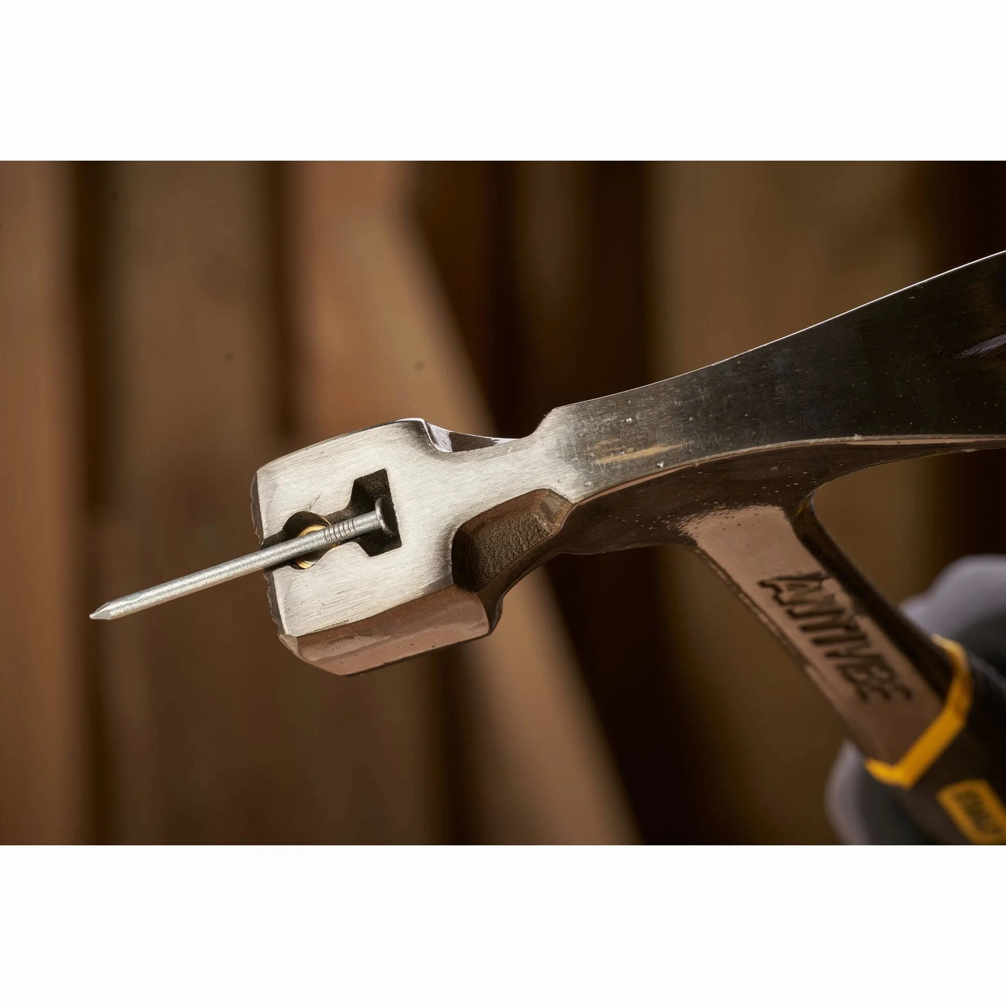 STANLEY FATMAX Martillo Latthammer Antivibe, extractor de clavos de carpintero, acero forjado, sistema antivibración, mango Dynagrip, cabeza de golpeo cuadrada plana, peso 600g, 1-51-937