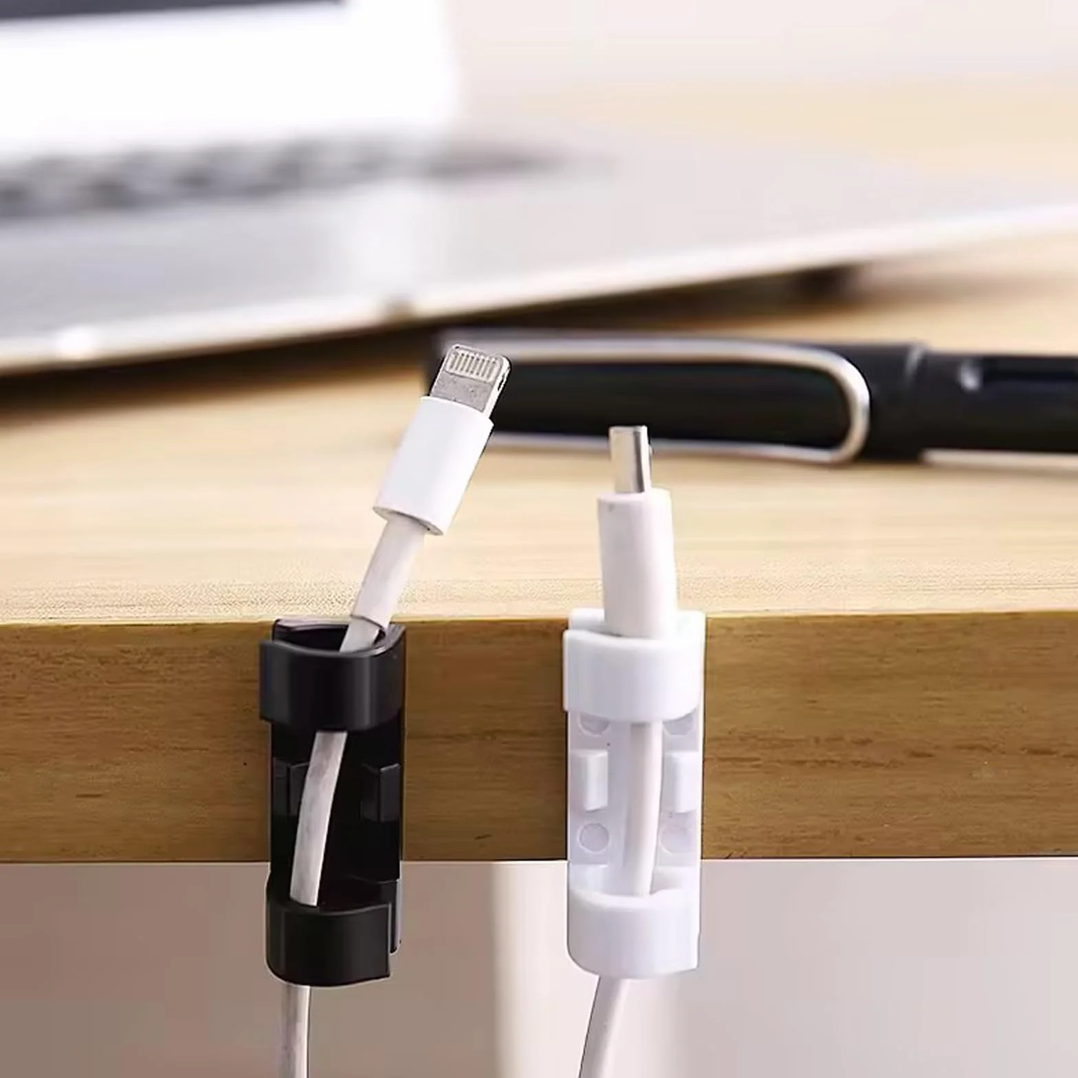 100 Abrazaderas de Cable, Soportes de Alambre de Pared, Abrazaderas Adhesivas para Cables Que Mantienen los Cables ordenados Debajo de escritorios (Black)
