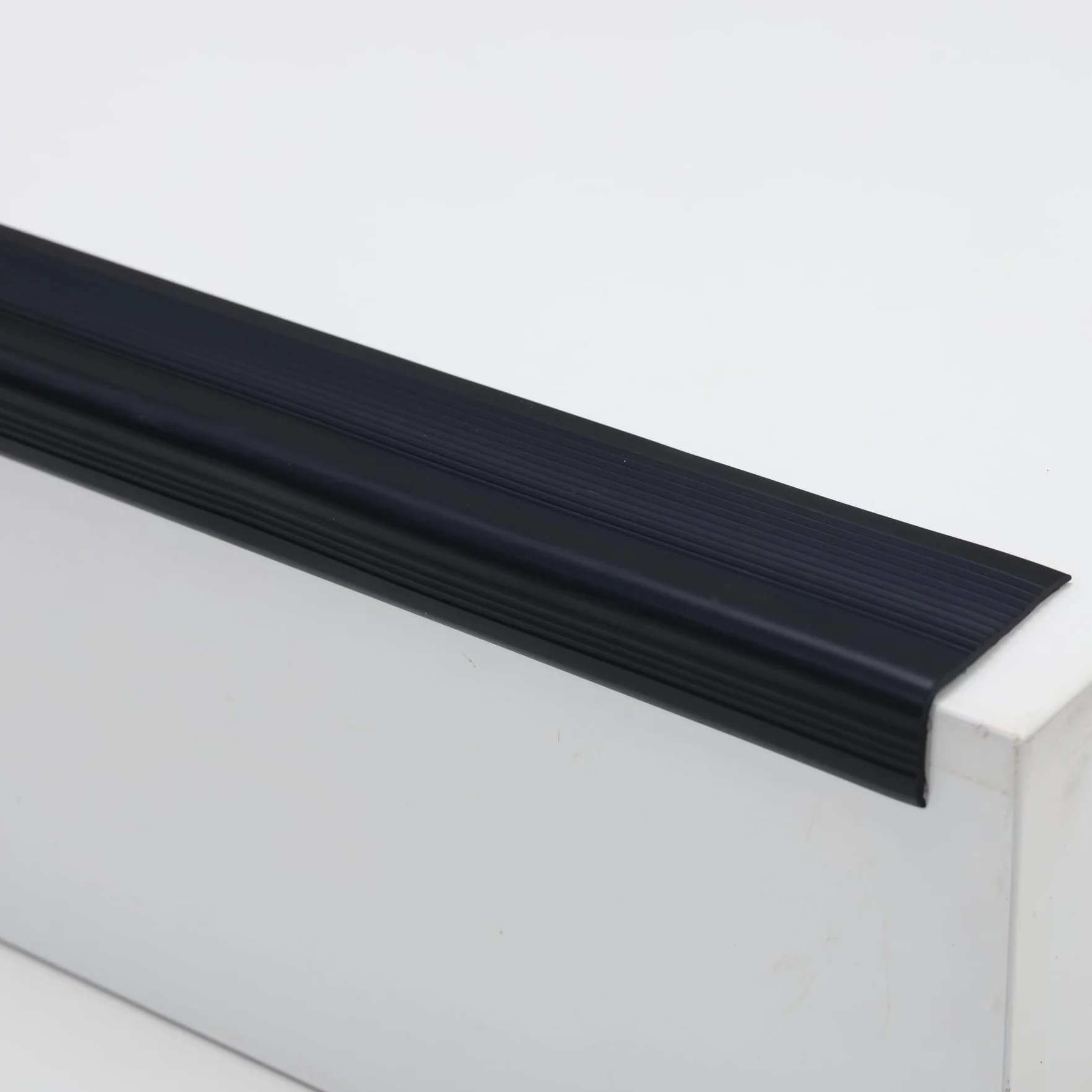 Trimold Vinilo Antideslizante para Nariz de Escalera, Peldaño de Escalera Antideslizante Adhesivo, Protector de Borde de Moldura Flexible de Goma para Uso en Interiores y Exteriores (5m, Negro)