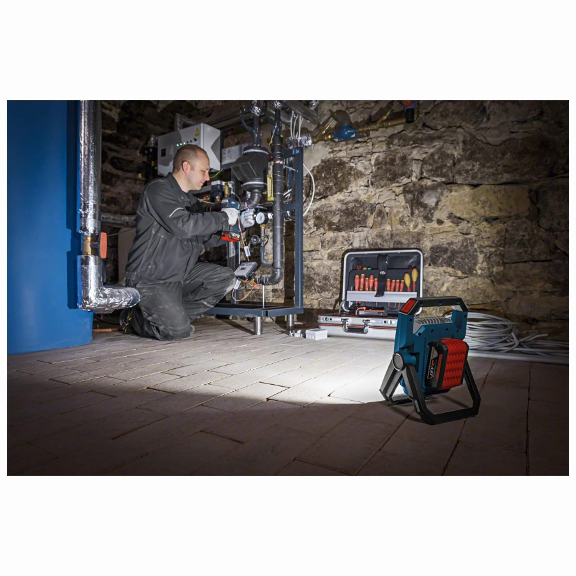 Bosch Professional 18V System linterna de obra LED a batería GLI 18V-1900 (brillo máx. 1900 lúmenes, sin batería/cargador)