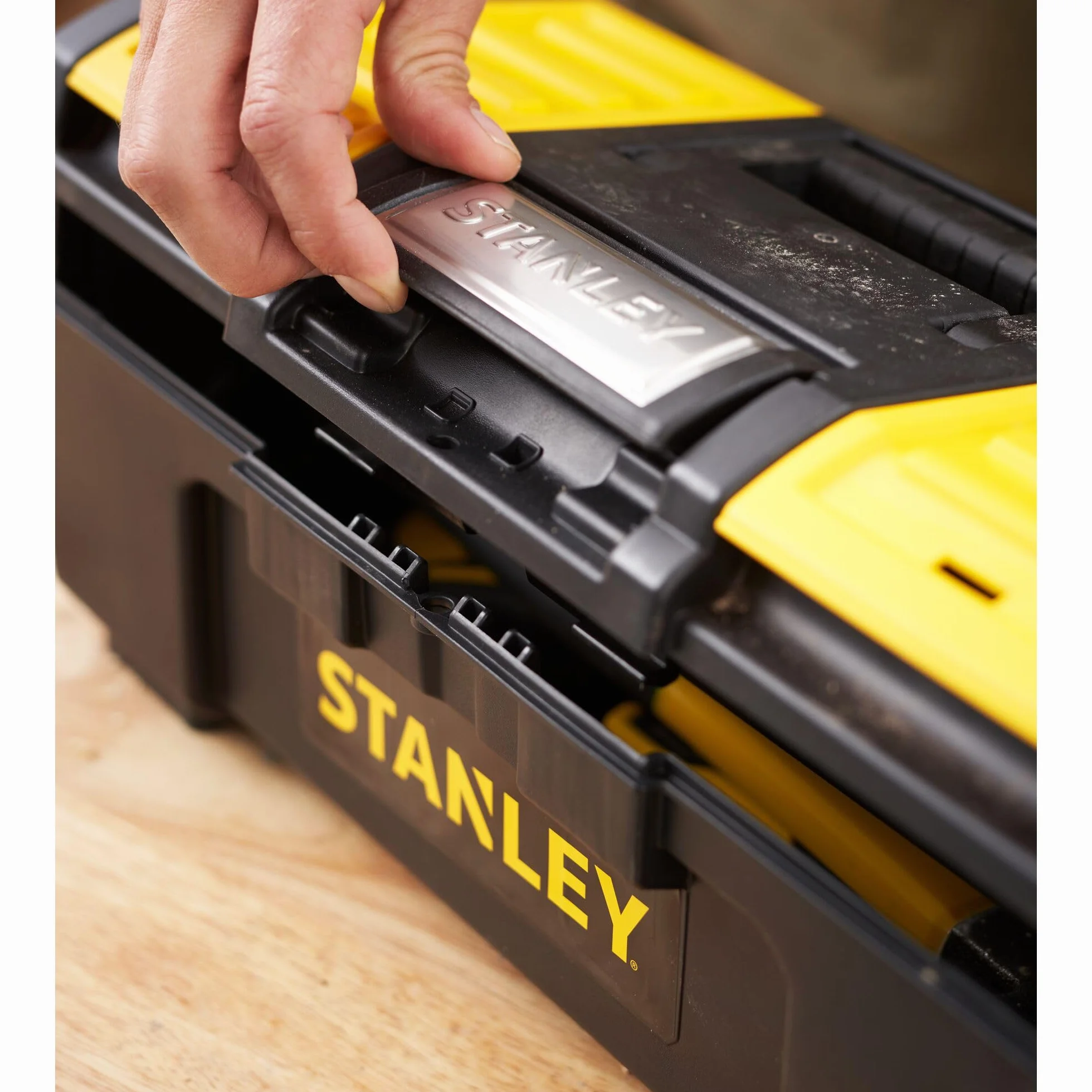 STANLEY Caja de Herramientas 16 Pulgadas One-Touch, Almacenamiento Resistente con Bandeja Extraíble, Orificio para Candado, Compartimentos Organizadores, Compacta y Duradera – 1-79-216
