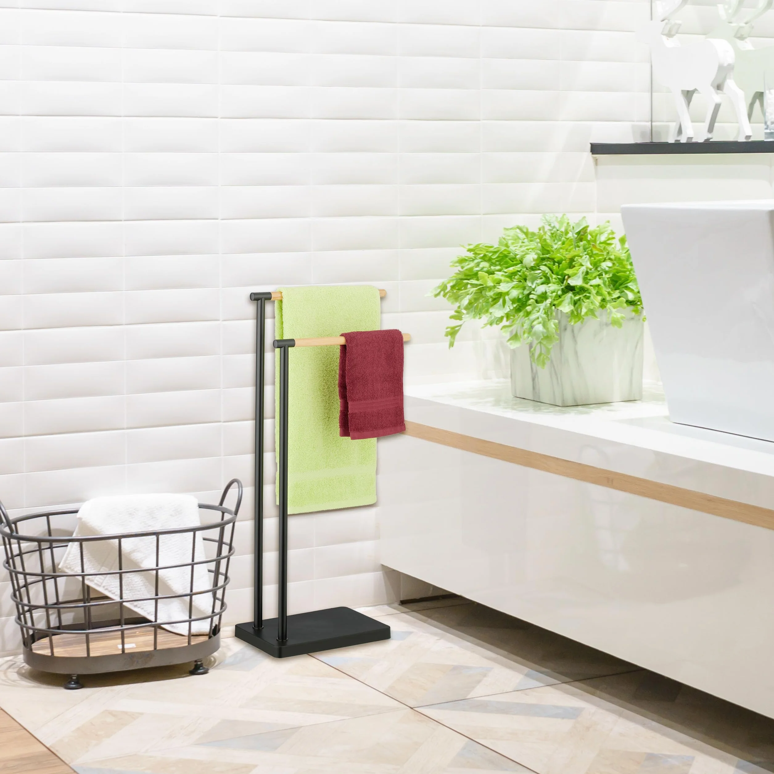 Relaxdays Toallero de Pie, Porta Toallas Baño, Soporte con 2 Brazos, Acero Inoxidable, Bambú, Montaje Sin Taladro, Negro
